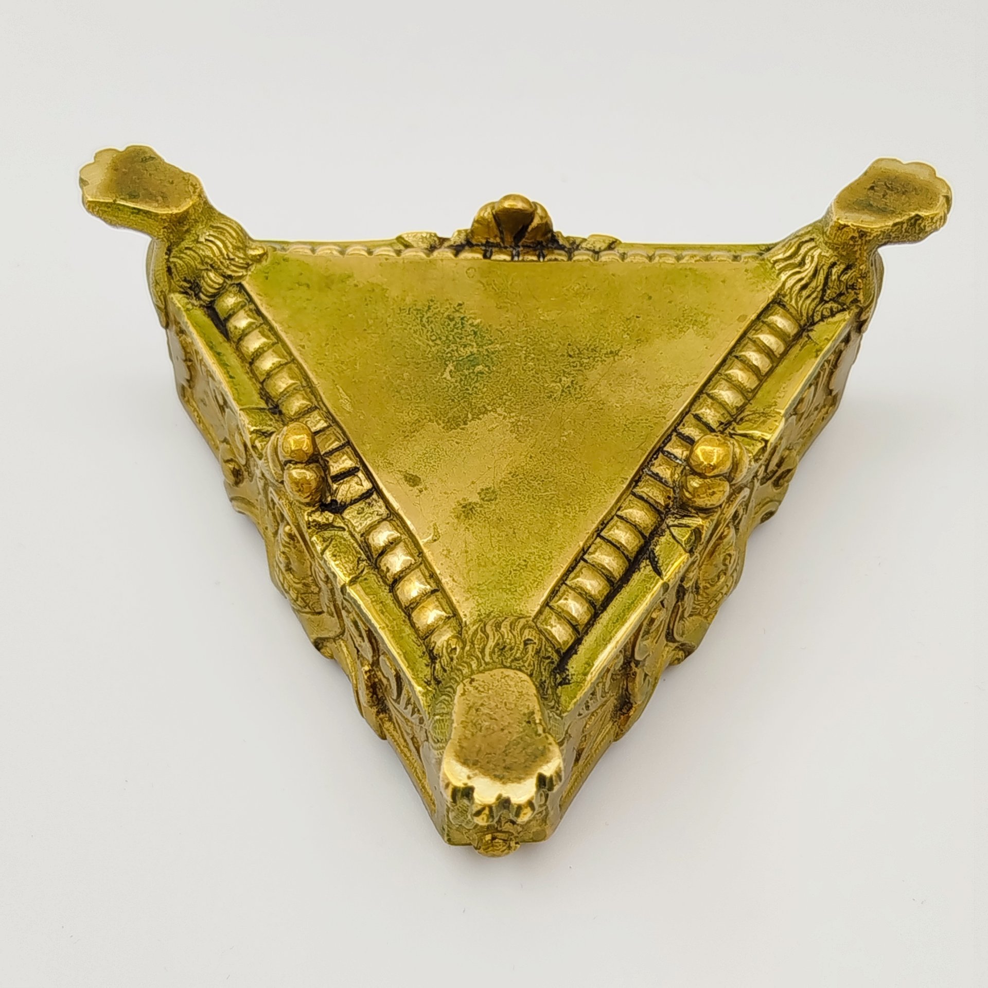 Пепельница треугольной формы с зооморфными ножками и декором в виде маскаронов и растительных мотивов, латунь, литье, Западная Европа, 1930-1960 гг.