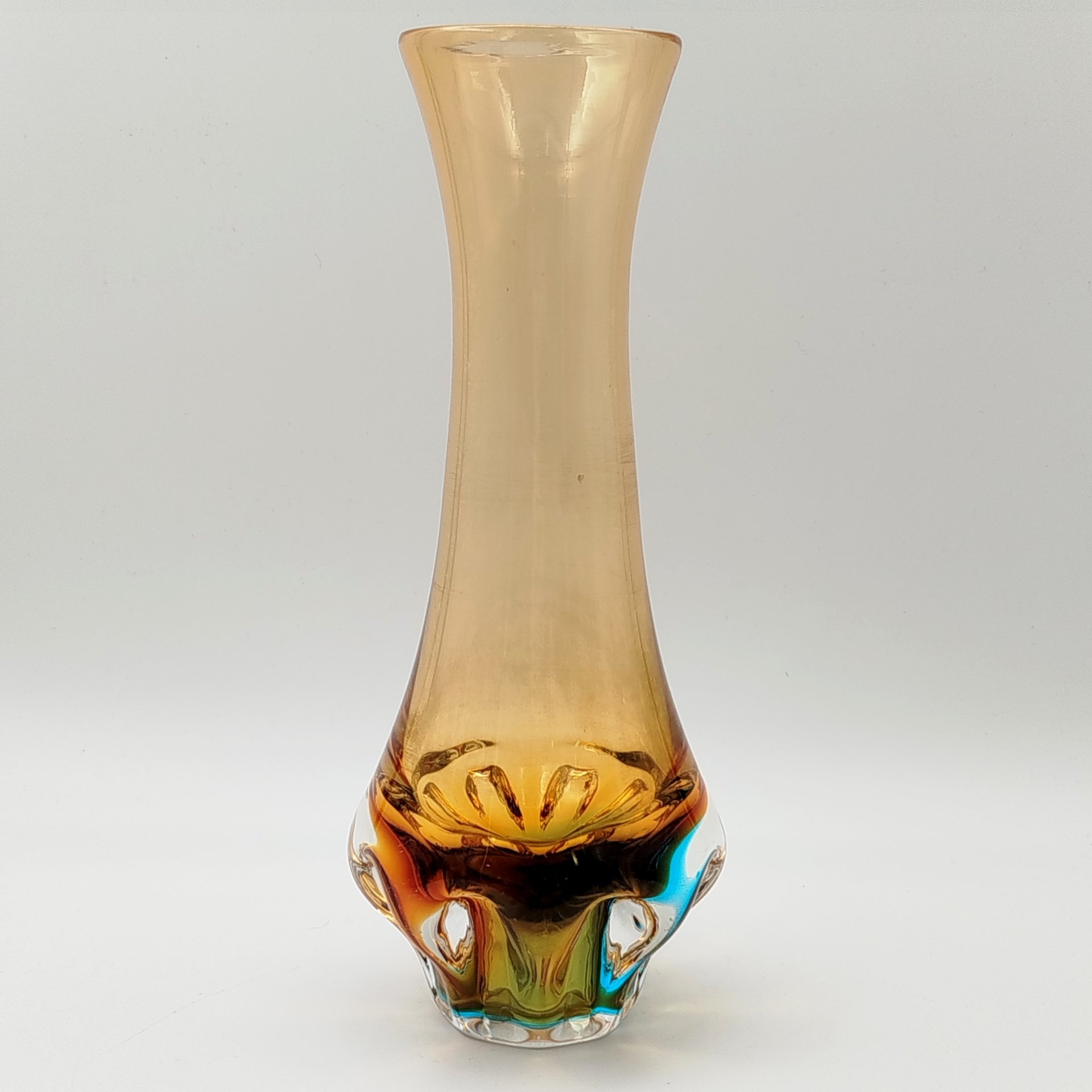 Ваза янтарного оттенка с голубым подтоном в донной части