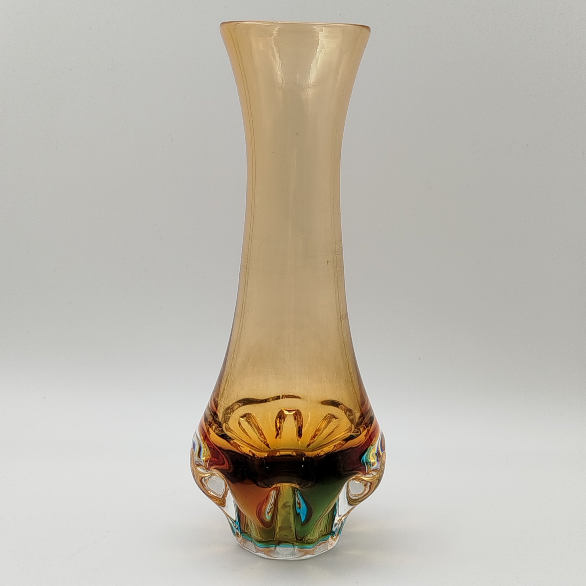 Ваза янтарного оттенка с голубым подтоном в донной части