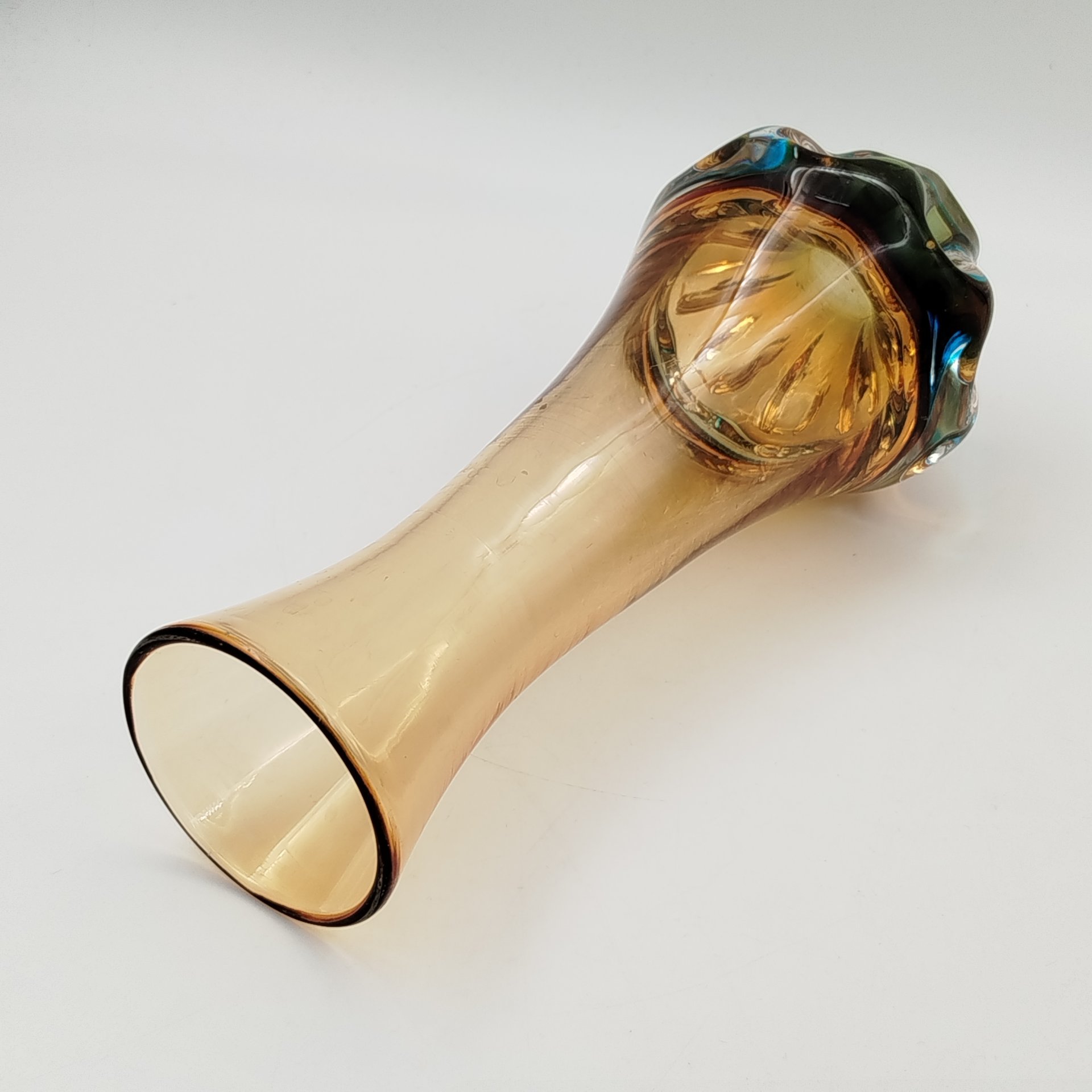 Ваза янтарного оттенка с голубым подтоном в донной части