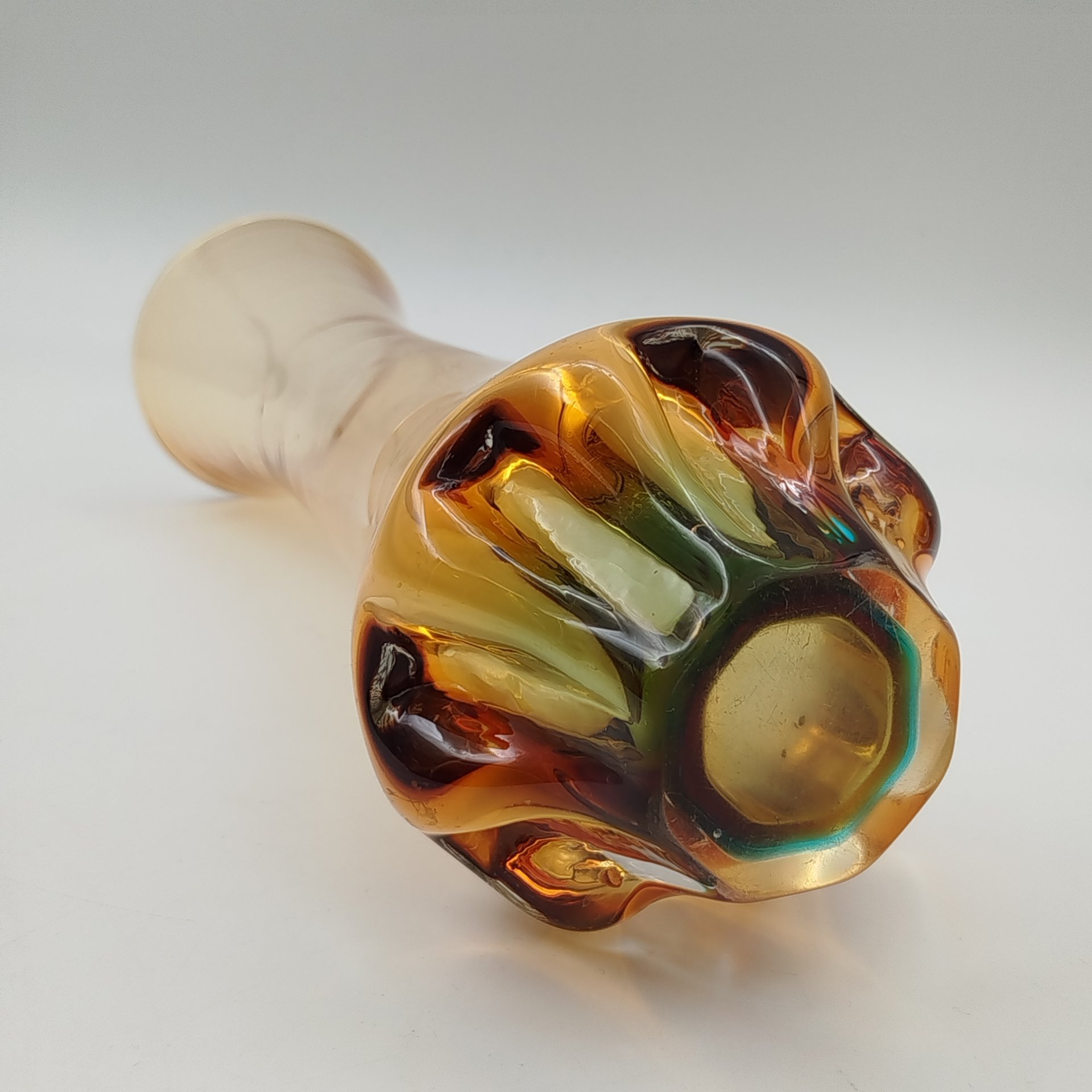 Ваза янтарного оттенка с голубым подтоном в донной части