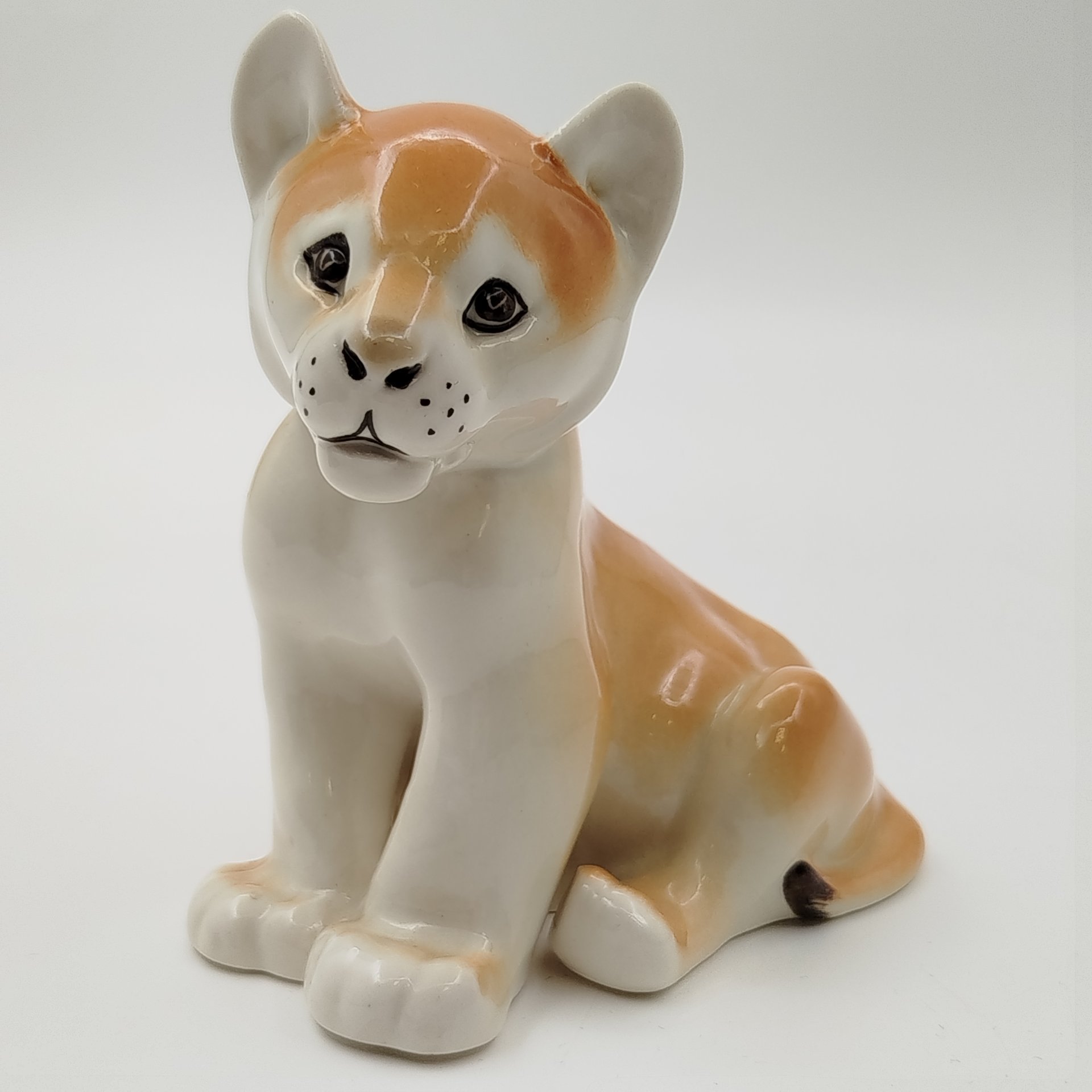 Статуэтка "Львенок сидящий", скульптор Воробьев Б.Я., фарфор, аэрография, роспись, Ленинградский фарфоровый завод (ЛФЗ), СССР, 1970-1990 гг.