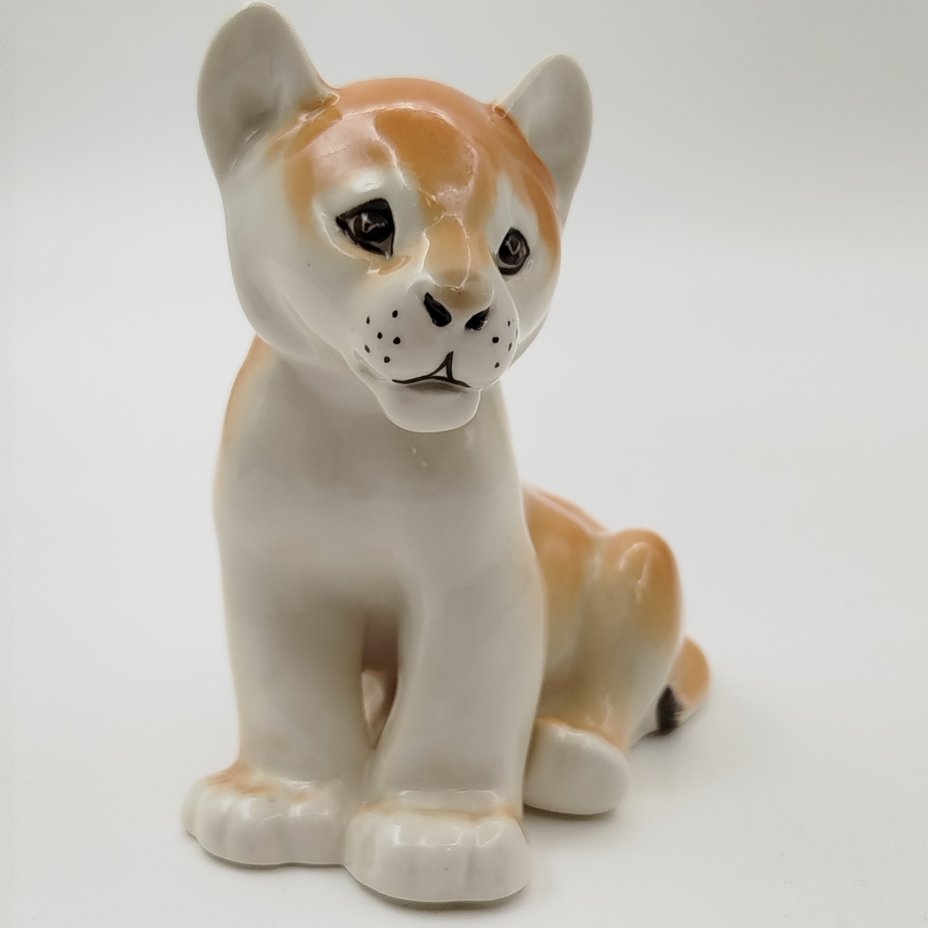 Статуэтка "Львенок сидящий", скульптор Воробьев Б.Я., фарфор, аэрография, роспись, Ленинградский фарфоровый завод (ЛФЗ), СССР, 1970-1990 гг.