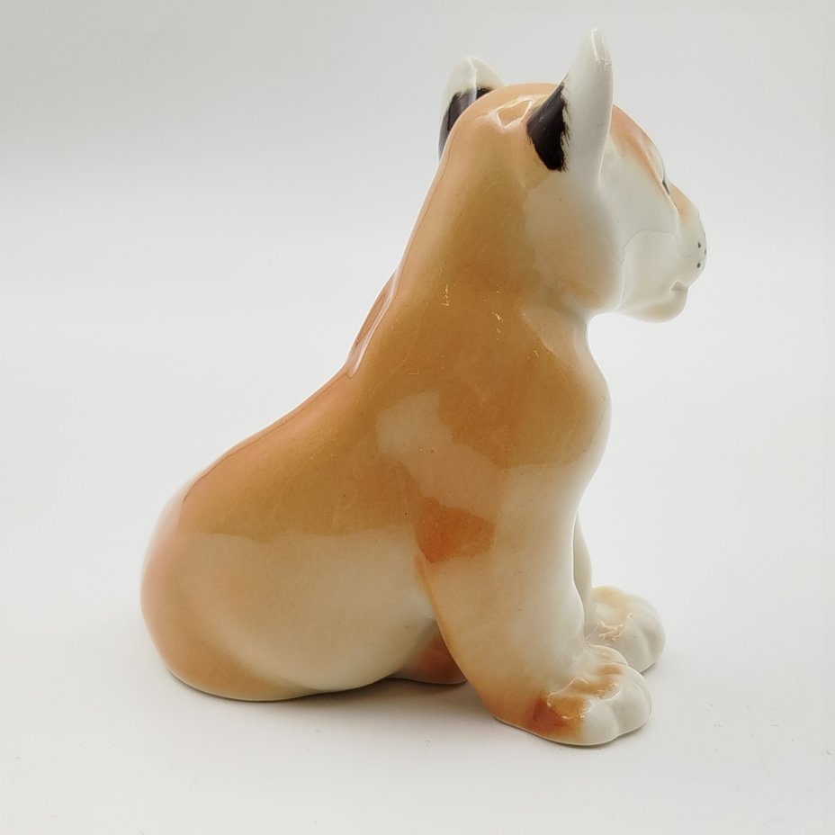 Статуэтка "Львенок сидящий", скульптор Воробьев Б.Я., фарфор, аэрография, роспись, Ленинградский фарфоровый завод (ЛФЗ), СССР, 1970-1990 гг.