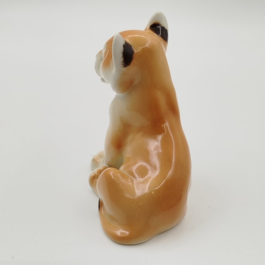 Статуэтка "Львенок сидящий", скульптор Воробьев Б.Я., фарфор, аэрография, роспись, Ленинградский фарфоровый завод (ЛФЗ), СССР, 1970-1990 гг.