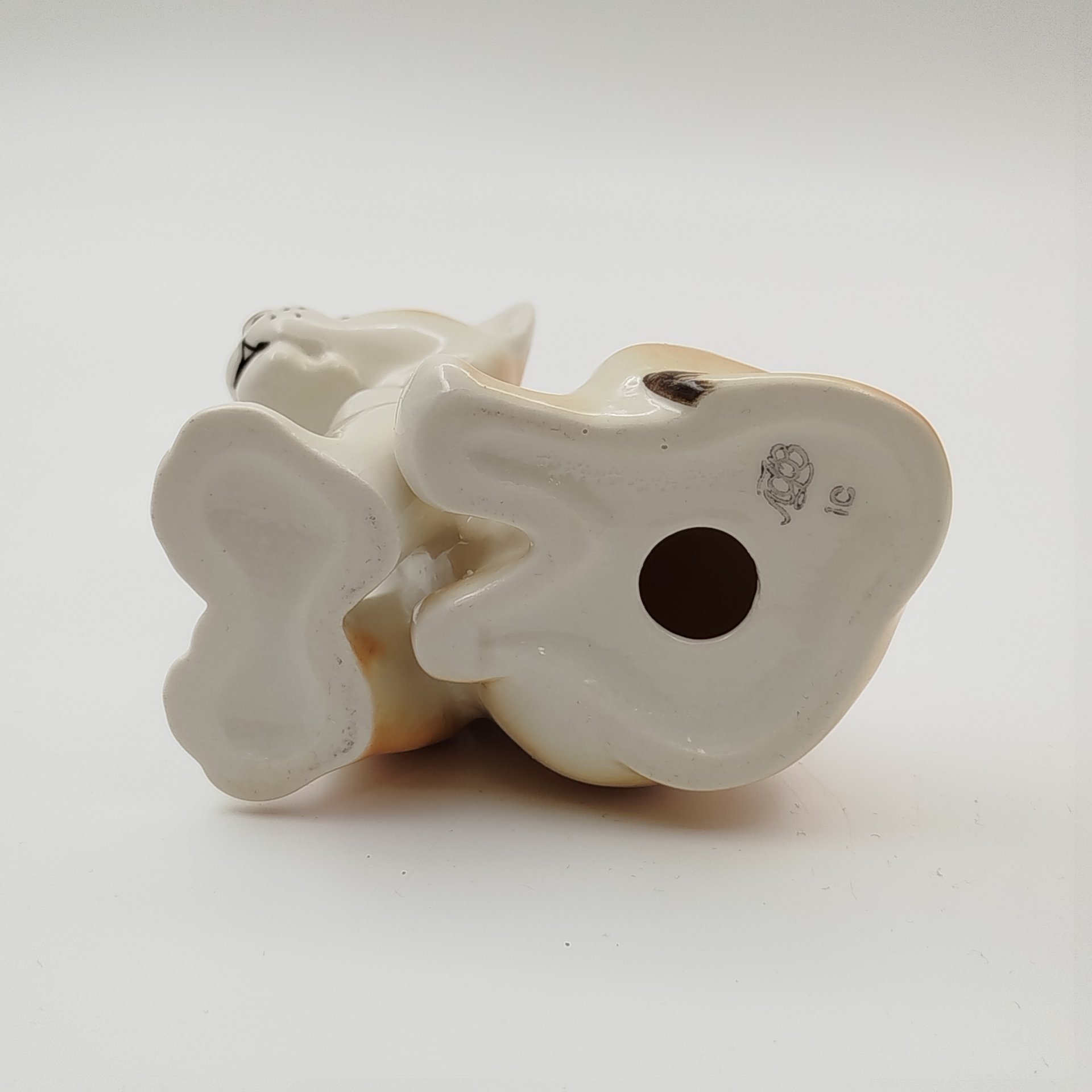 Статуэтка "Львенок сидящий", скульптор Воробьев Б.Я., фарфор, аэрография, роспись, Ленинградский фарфоровый завод (ЛФЗ), СССР, 1970-1990 гг.