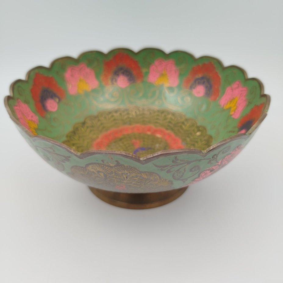 Конфетница, украшенная изображением павлина и восточным орнаментом, латунь, эмали, Индия, 1970-1990 гг.