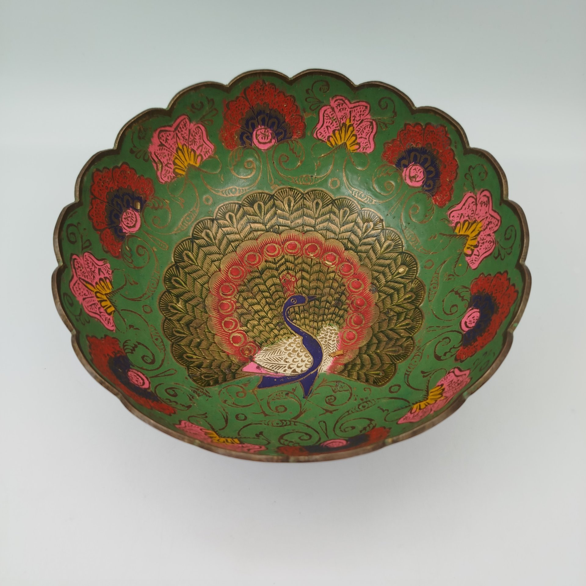 Конфетница, украшенная изображением павлина и восточным орнаментом, латунь, эмали, Индия, 1970-1990 гг.