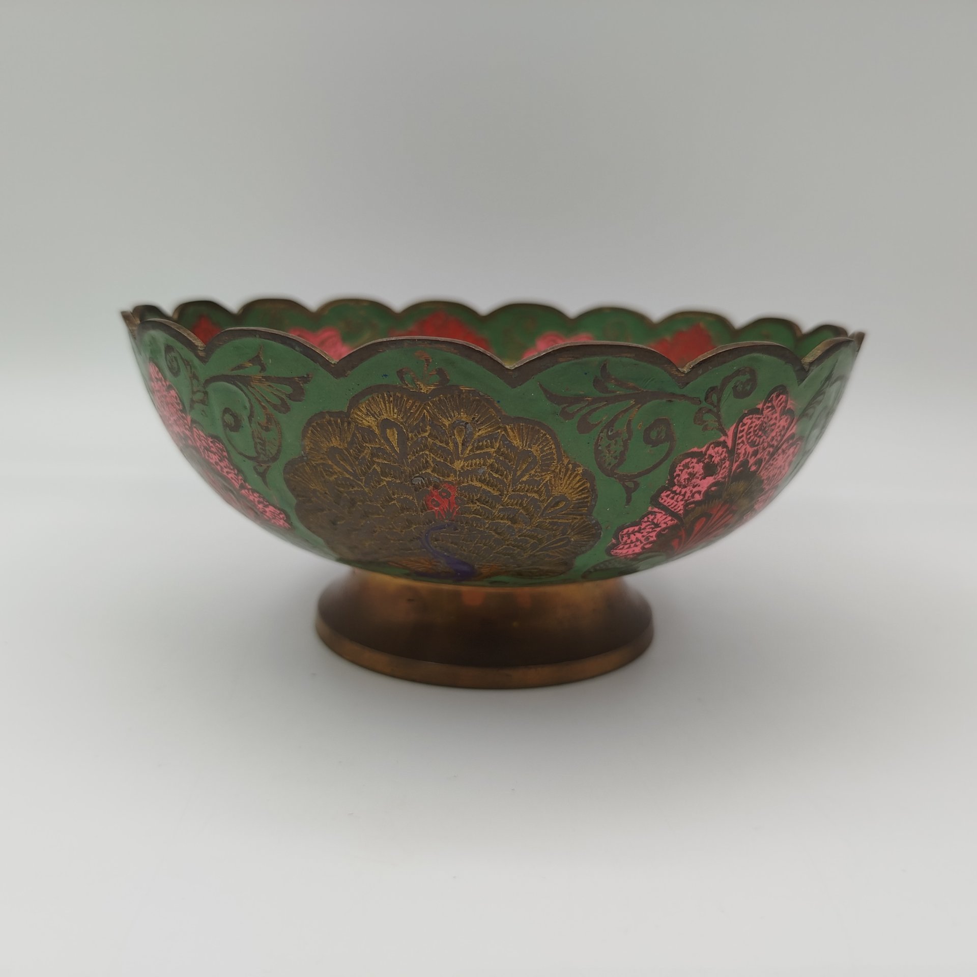 Конфетница, украшенная изображением павлина и восточным орнаментом, латунь, эмали, Индия, 1970-1990 гг.