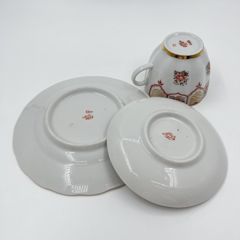 Трио кофейное из сервиза "Гирлянда", автор формы "Тюльпан" С.Е. Яковлева, автор рисунка Н.Б. Гусева, Ленинградский фарфоровый завод (ЛФЗ)