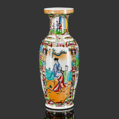 Ваза напольная с сюжетными композициями "Радости императорского сада", декорированная цветами, плодами и монетами