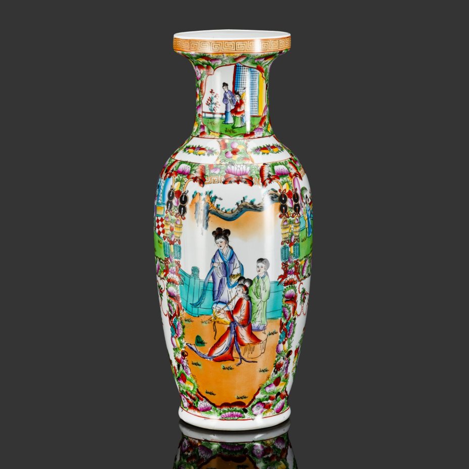 Ваза напольная с сюжетными композициями "Радости императорского сада", декорированная цветами, плодами и монетами