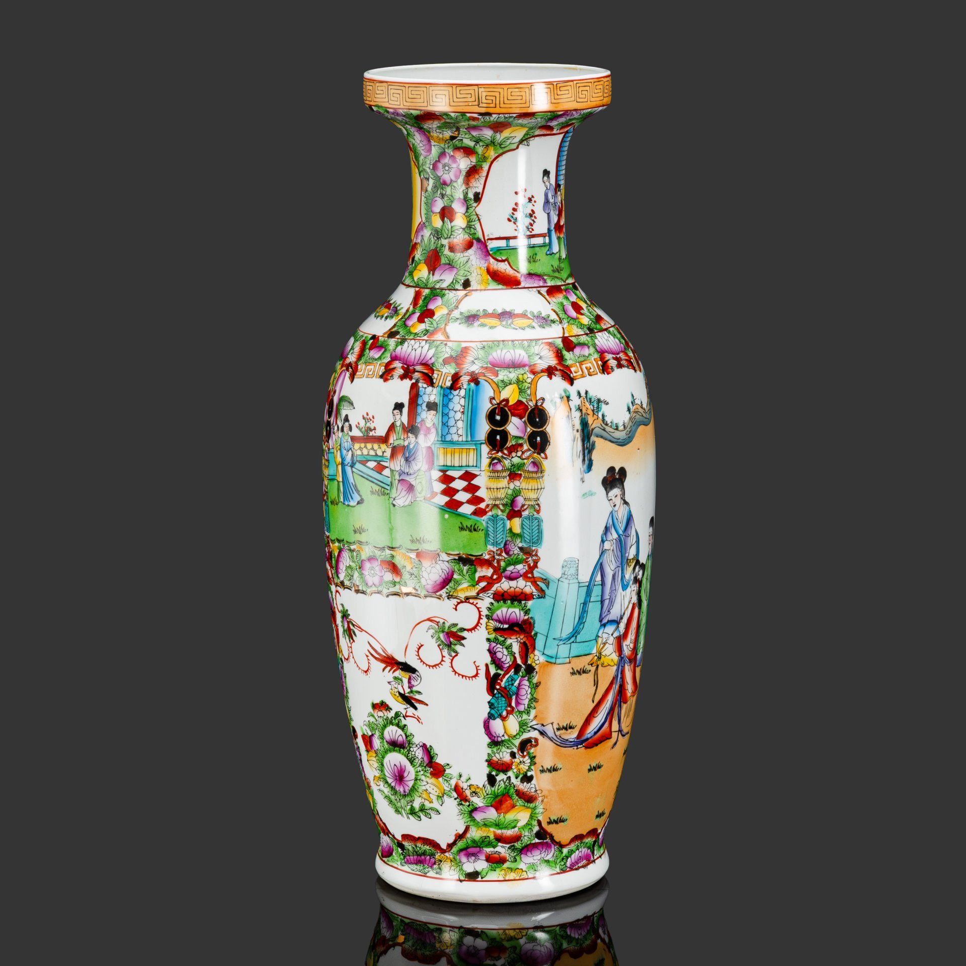 Ваза напольная с сюжетными композициями "Радости императорского сада", декорированная цветами, плодами и монетами