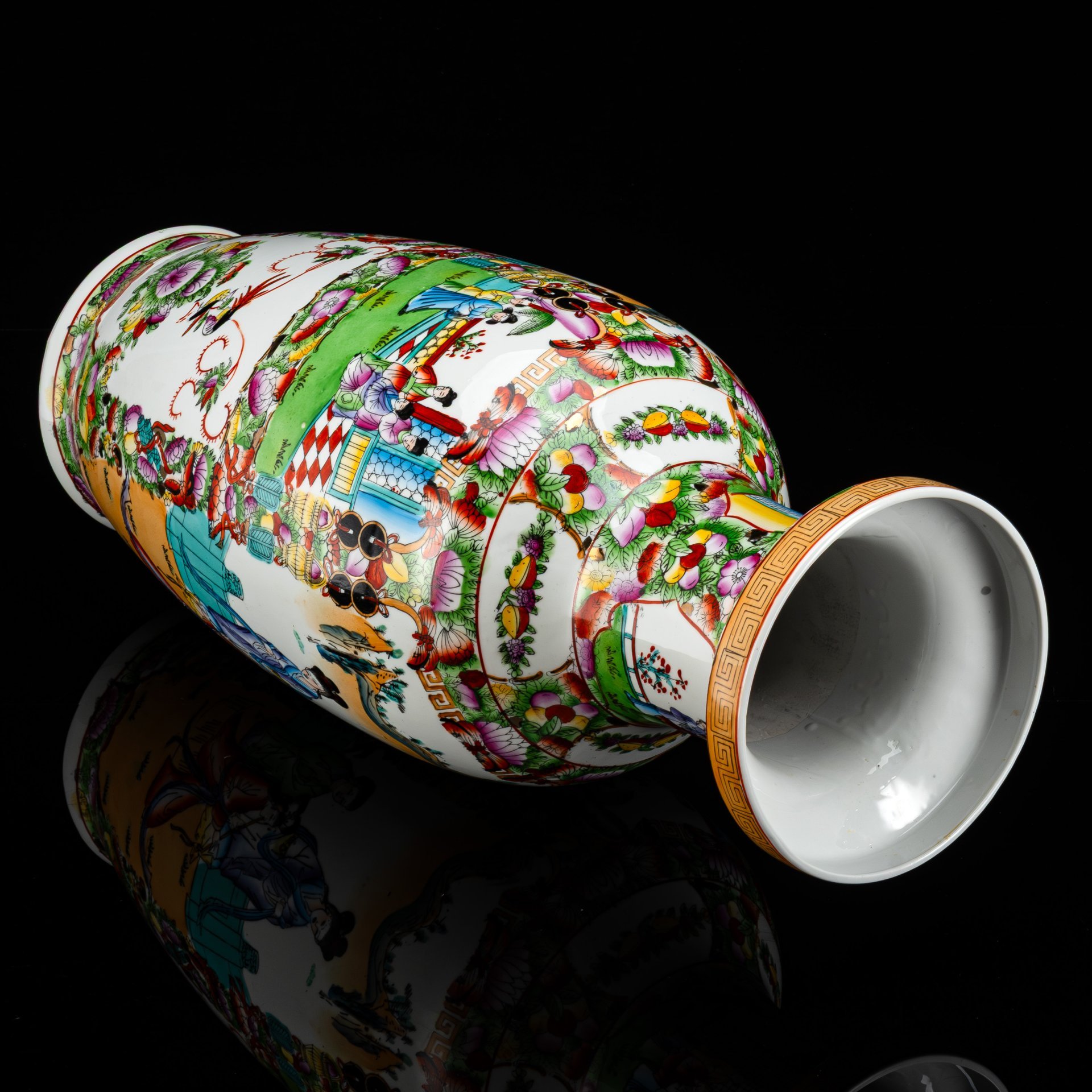 Ваза напольная с сюжетными композициями "Радости императорского сада", декорированная цветами, плодами и монетами