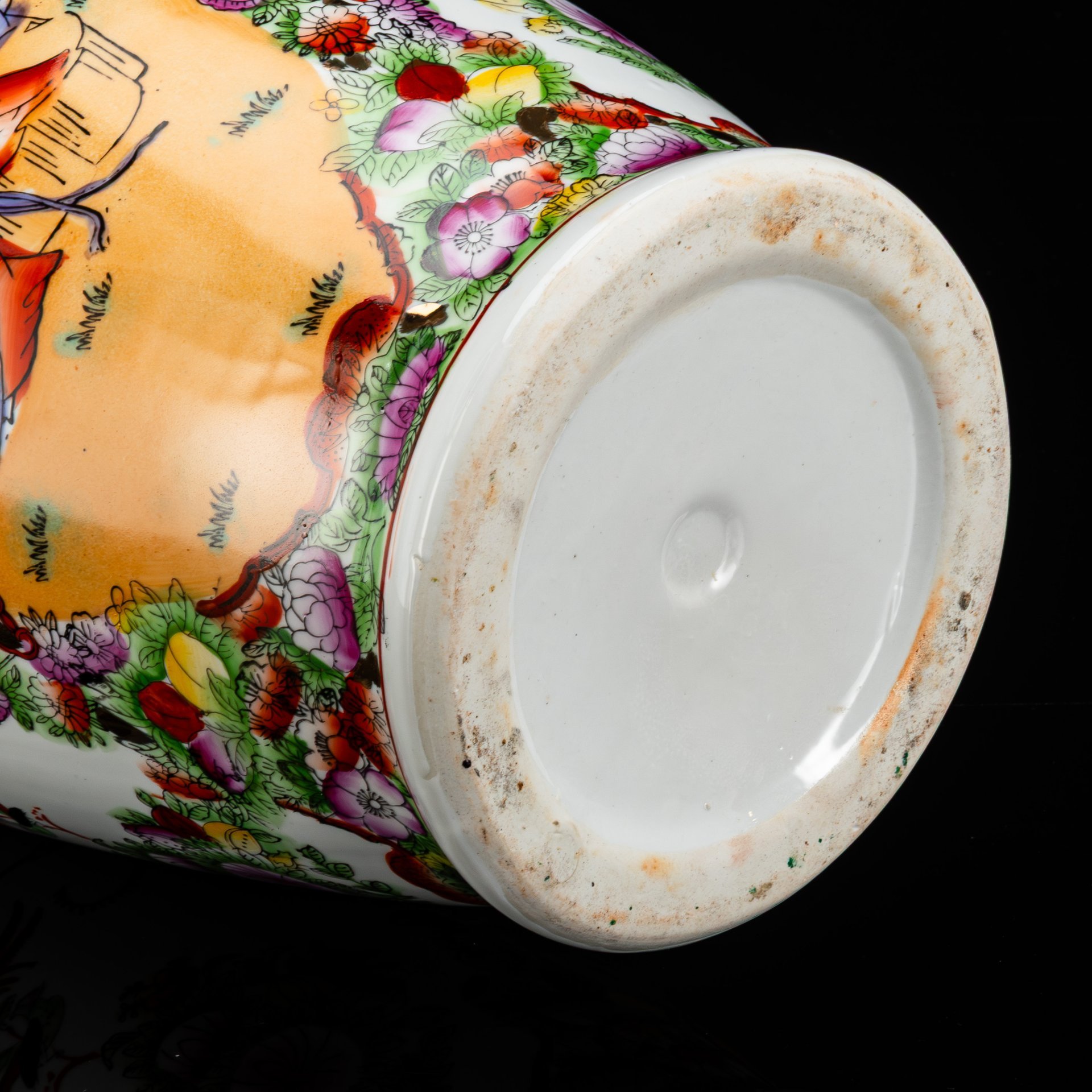 Ваза напольная с сюжетными композициями "Радости императорского сада", декорированная цветами, плодами и монетами