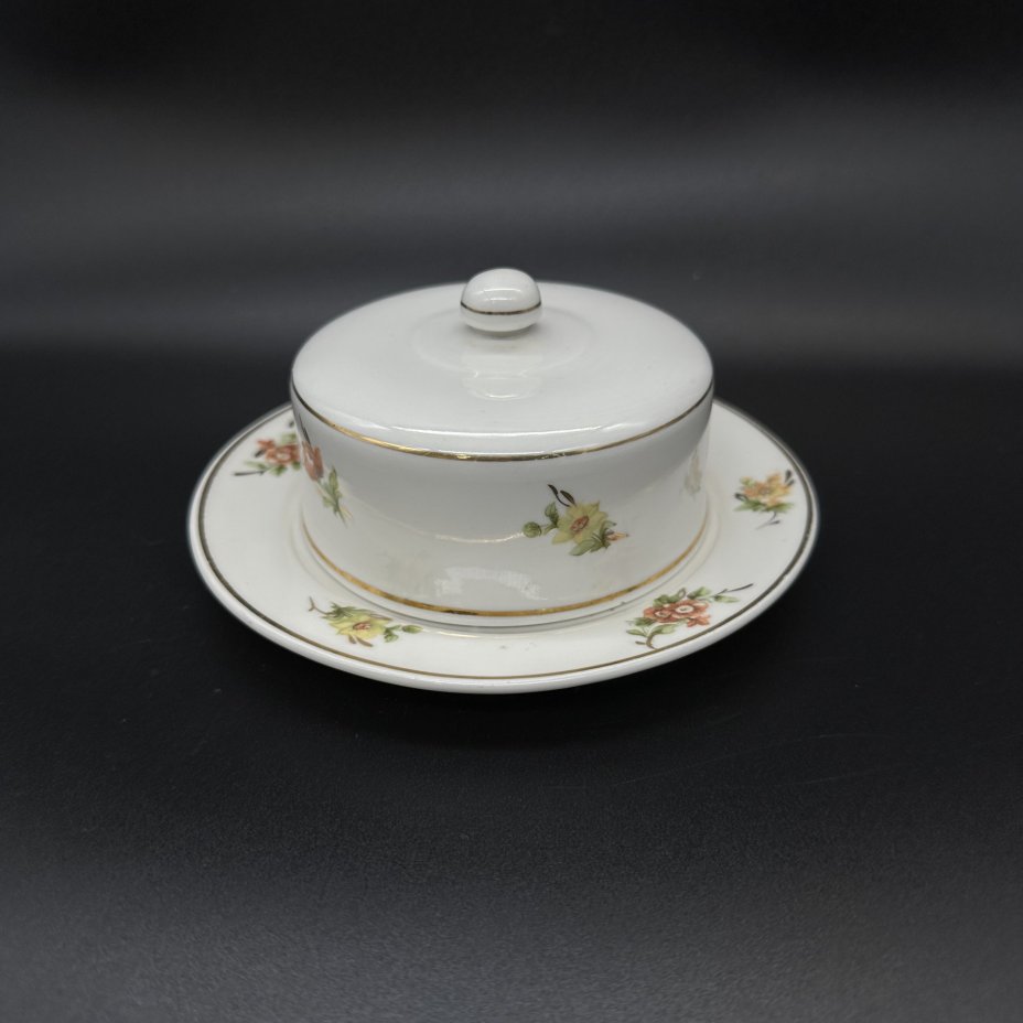 Маслёнка, украшенная цветочным декором, Дмитровский фарфоровый завод (ДФЗ Вербилки)