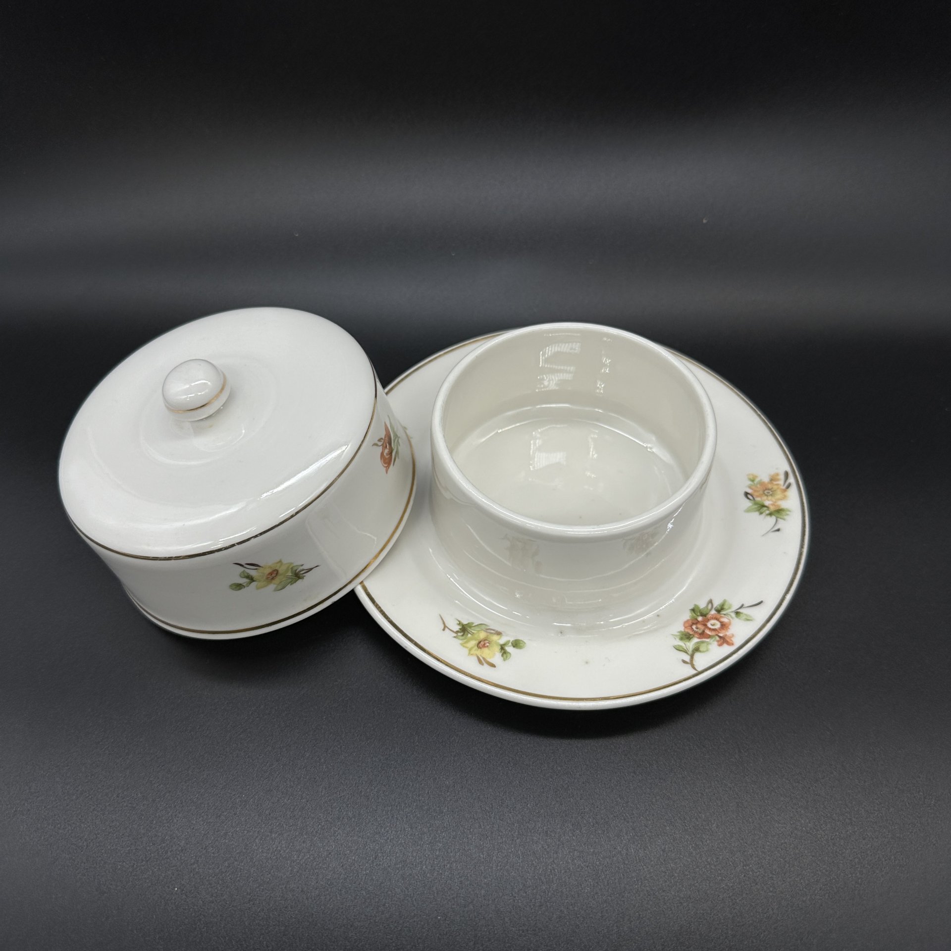 Маслёнка, украшенная цветочным декором, Дмитровский фарфоровый завод (ДФЗ Вербилки)