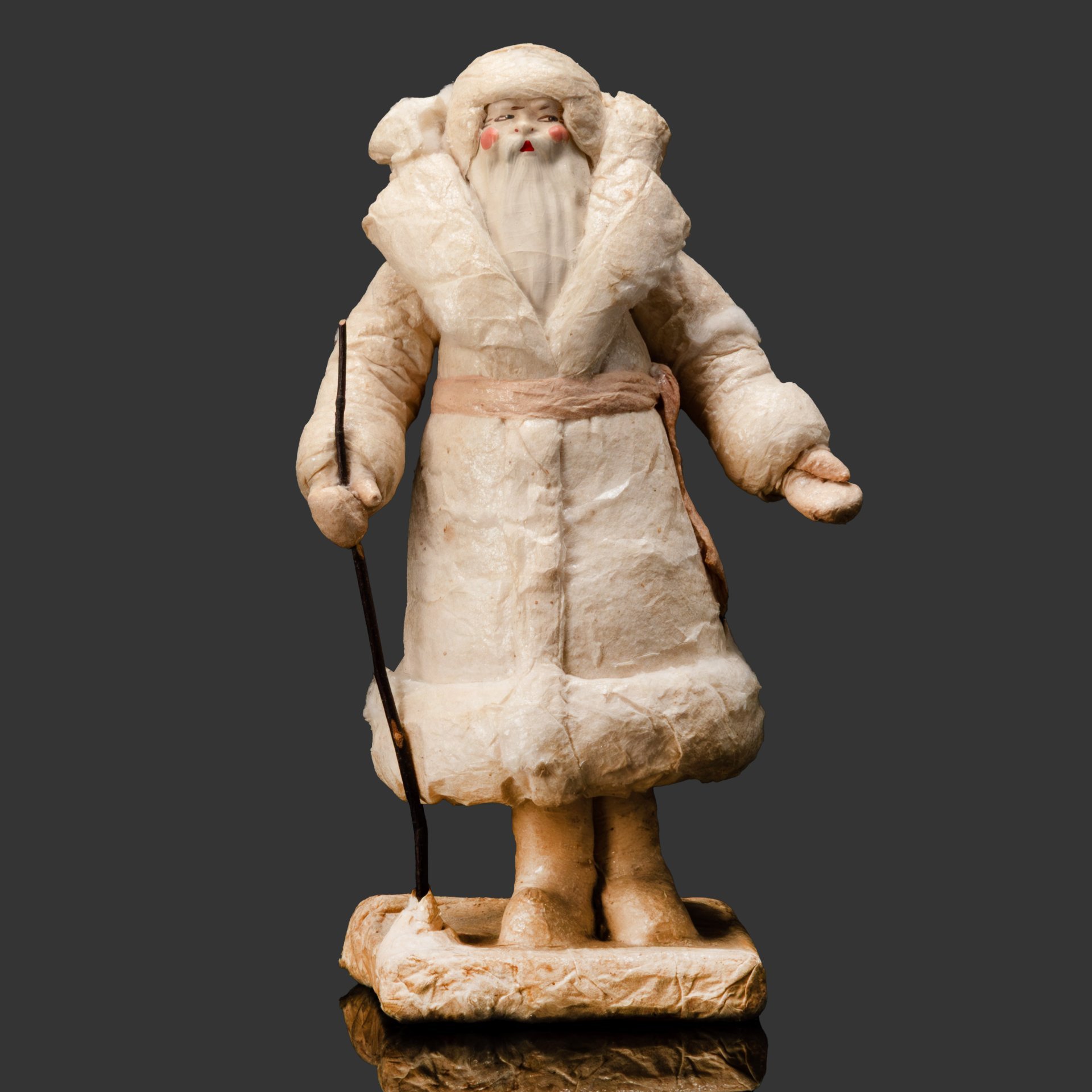 Игрушка новогодняя на подставке (под ёлку) "Дед Мороз с посохом и вещмешком за спиной", Фабрика № 2 Бауманского Райпромтреста г. Москва, вата, бумага, папье-маше, слюда, роспись, СССР, 1947 г.