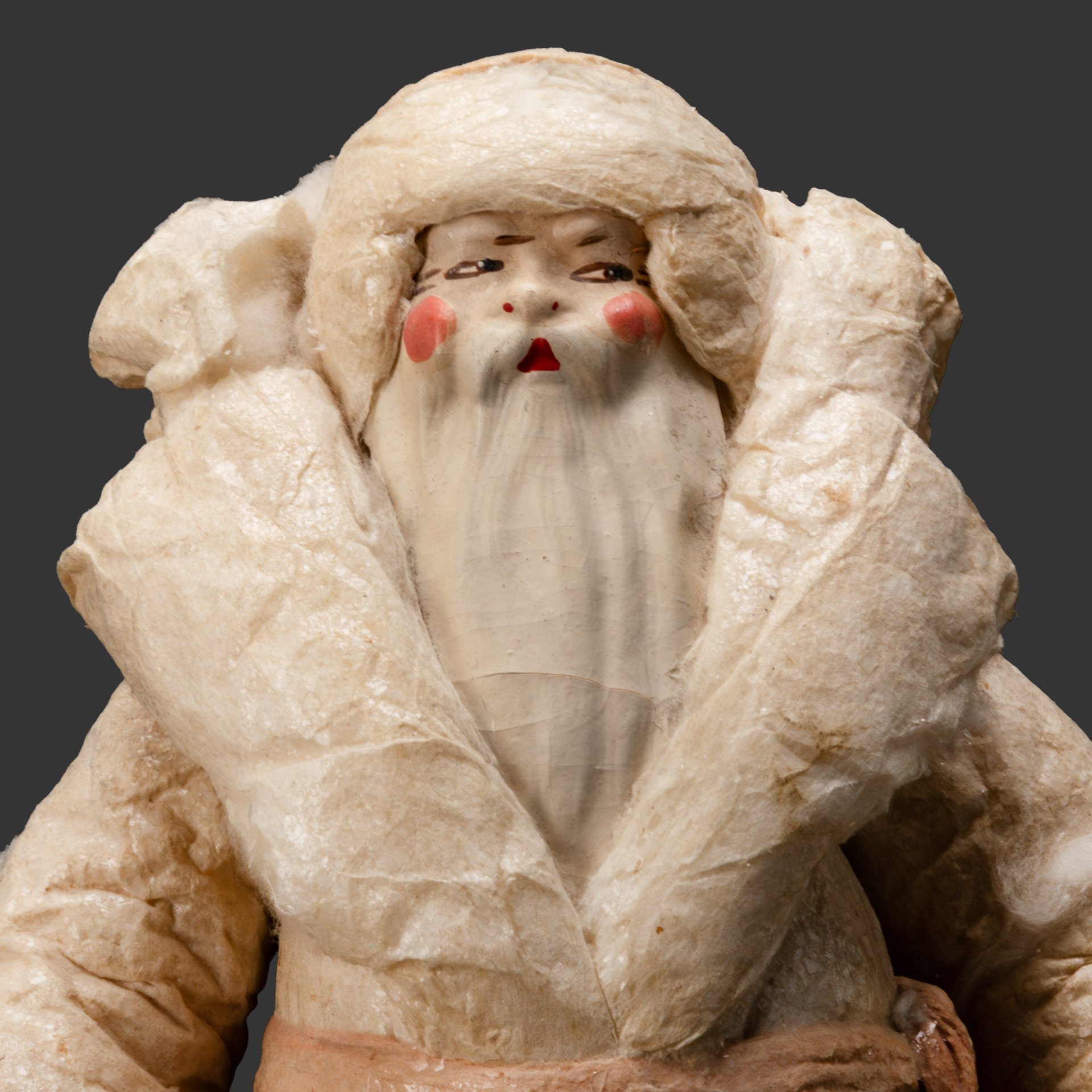 Игрушка новогодняя на подставке (под ёлку) "Дед Мороз с посохом и вещмешком за спиной", Фабрика № 2 Бауманского Райпромтреста г. Москва, вата, бумага, папье-маше, слюда, роспись, СССР, 1947 г.