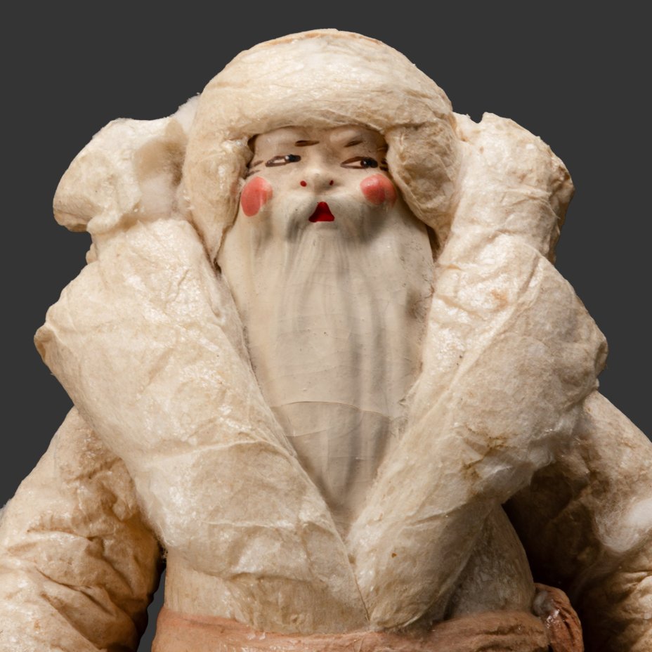 Игрушка новогодняя на подставке (под ёлку) "Дед Мороз с посохом и вещмешком за спиной", Фабрика № 2 Бауманского Райпромтреста г. Москва, вата, бумага, папье-маше, слюда, роспись, СССР, 1947 г.