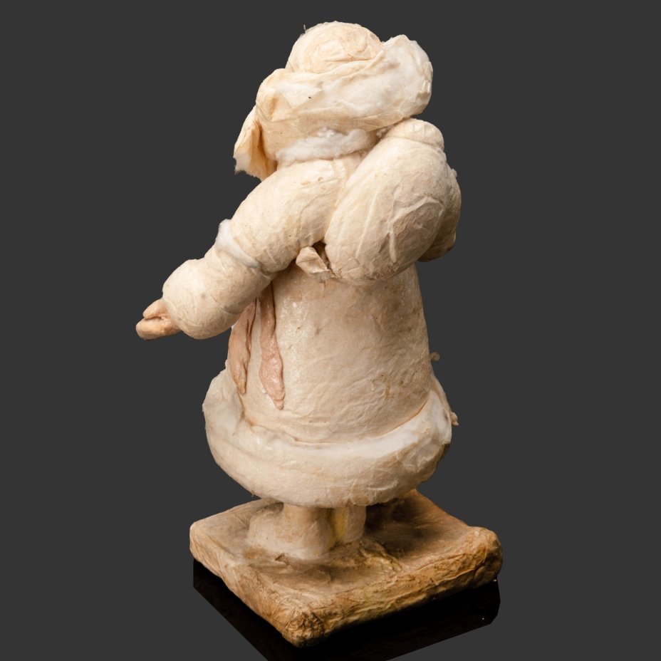 Игрушка новогодняя на подставке (под ёлку) "Дед Мороз с посохом и вещмешком за спиной", Фабрика № 2 Бауманского Райпромтреста г. Москва, вата, бумага, папье-маше, слюда, роспись, СССР, 1947 г.