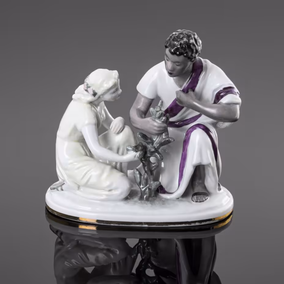 Статуэтка "Дерево дружбы", скульптор Никонова И.Н., фарфор, роспись надглазурная, золочение, Ленинградский фарфоровый завод (ЛФЗ), СССР, 1950-1960 гг., Ленинградский фарфоровый завод (ЛФЗ)