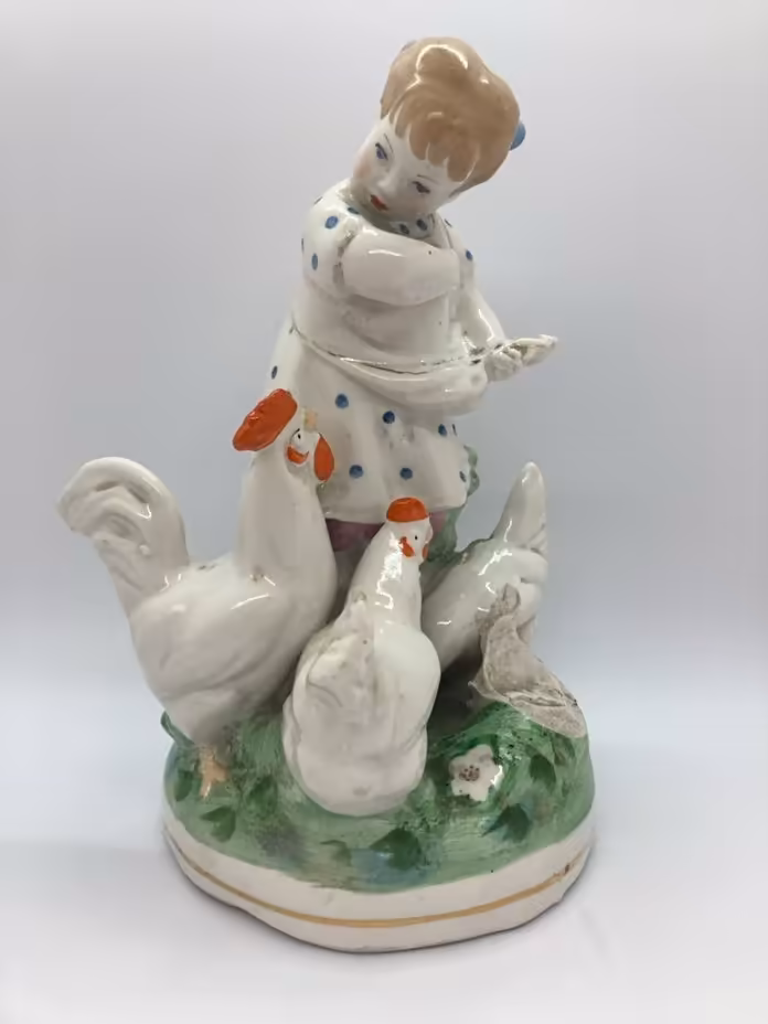 Статуэтка "Девочка кормит кур", Дулевский фарфоровый завод (Дулево), СССР