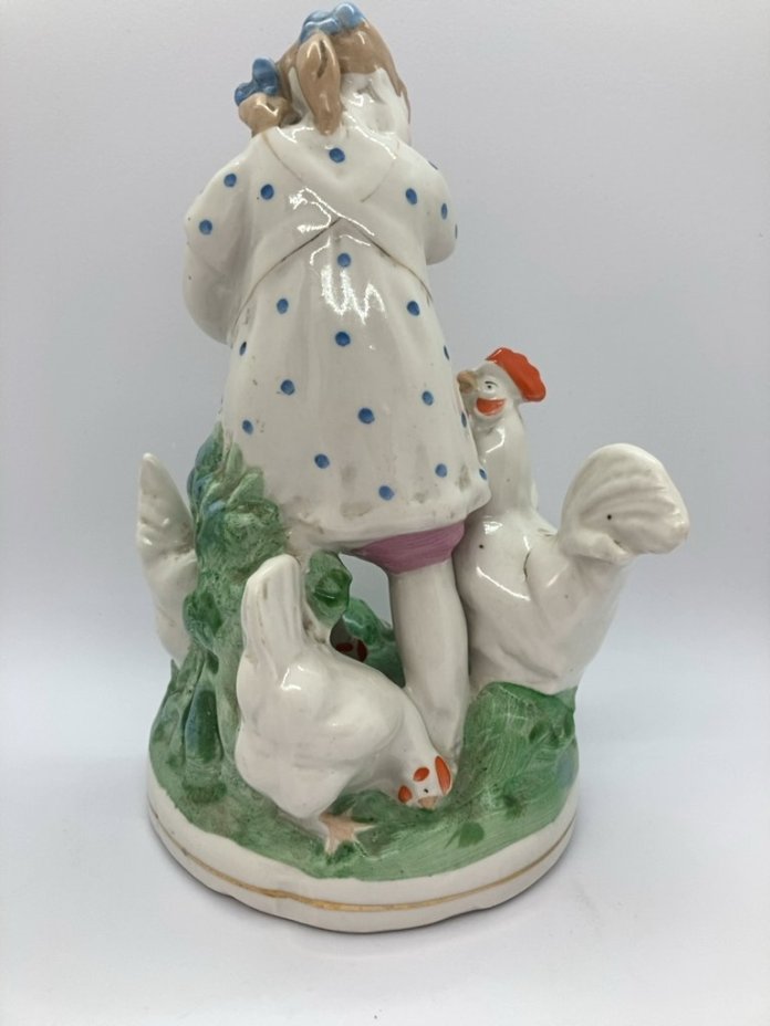 Статуэтка "Девочка кормит кур", Дулевский фарфоровый завод (Дулево), СССР