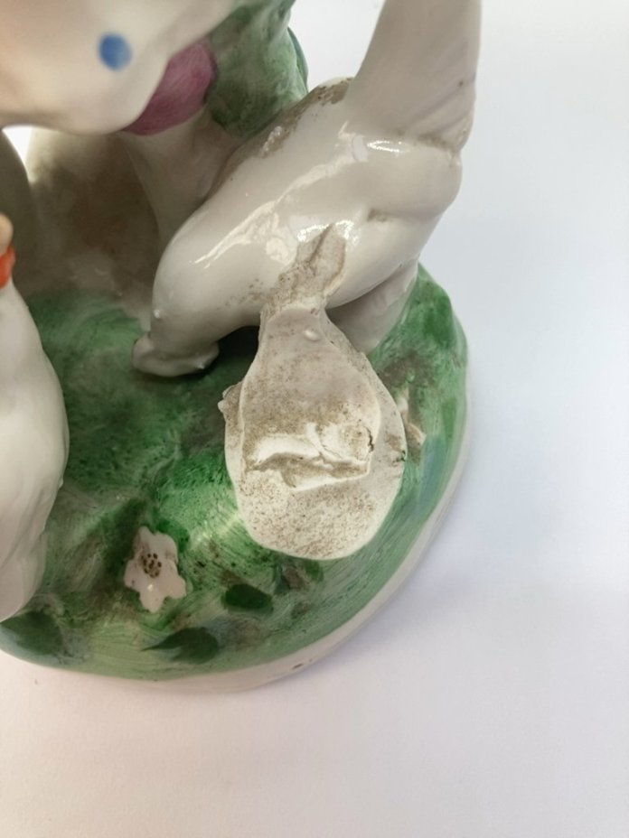 Статуэтка "Девочка кормит кур", Дулевский фарфоровый завод (Дулево), СССР