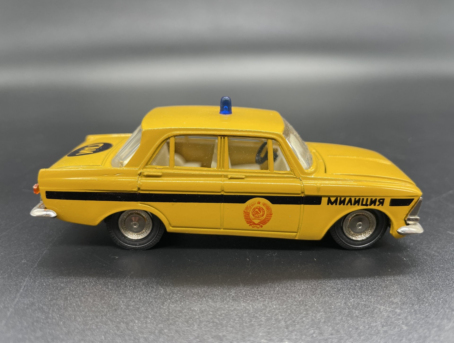 Модель автомобиля "Москвич-412" (ГАИ) в коробке