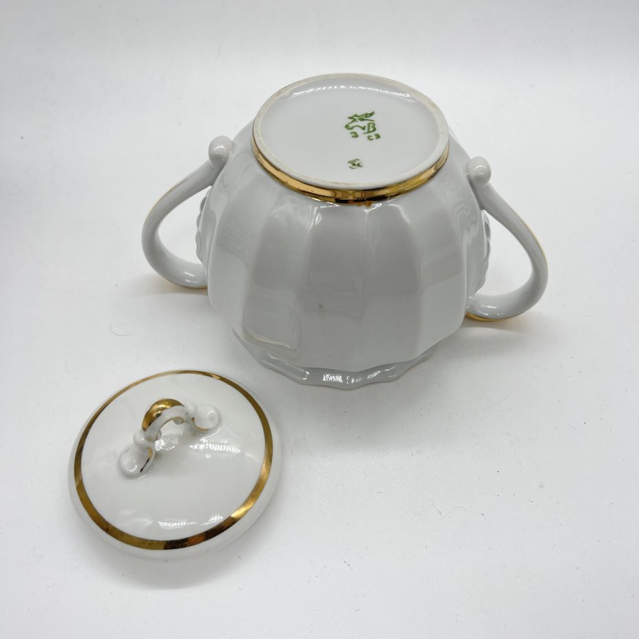 Сахарница с декором в виде золотой каймы (крышка подбор), фарфор, золочение, Дмитровский фарфоровый завод (ДФЗ Вербилки), СССР, 1972-1985 гг.