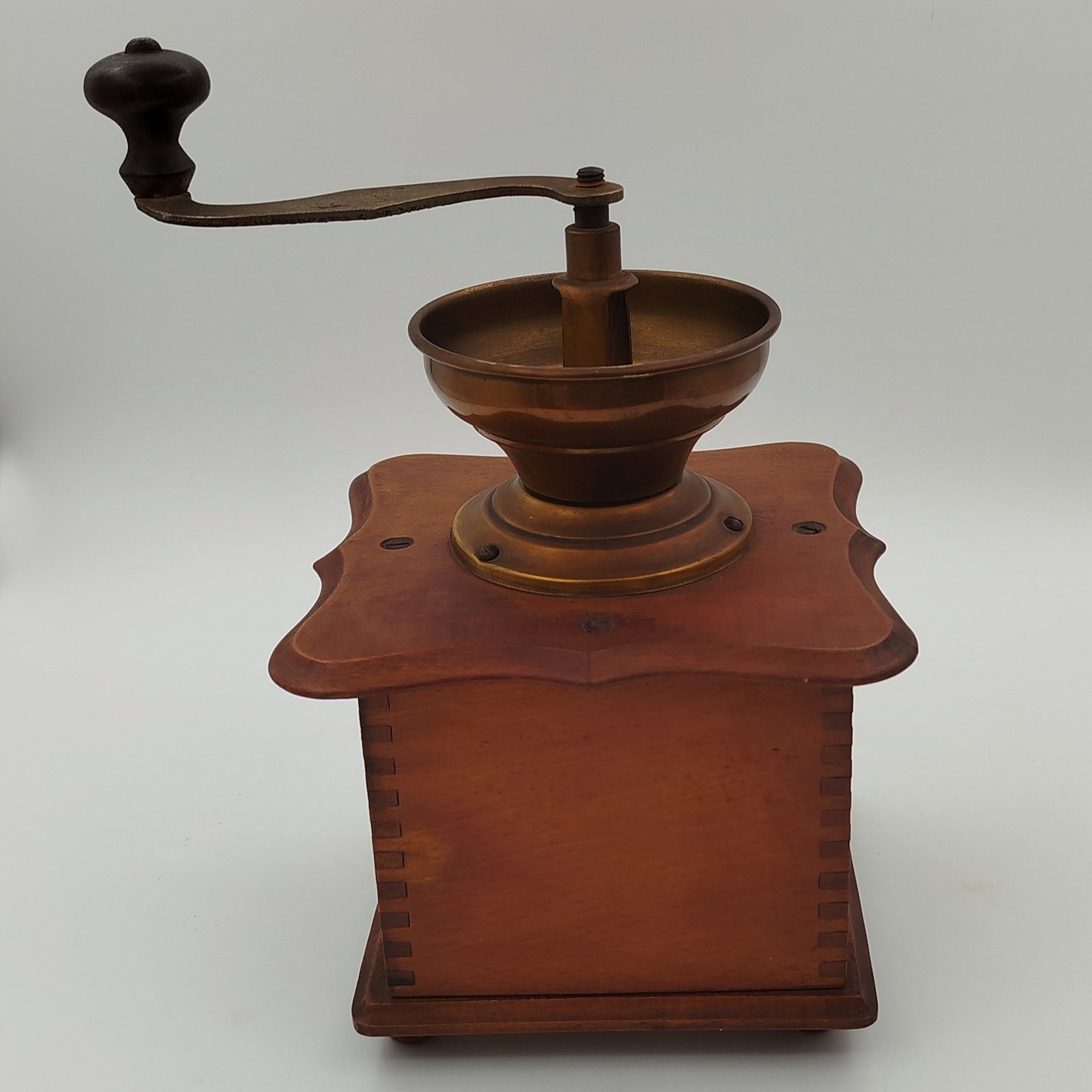 Кофемолка ручная (винтажная), дерево, металл, Европа, 1950-1980 гг.
