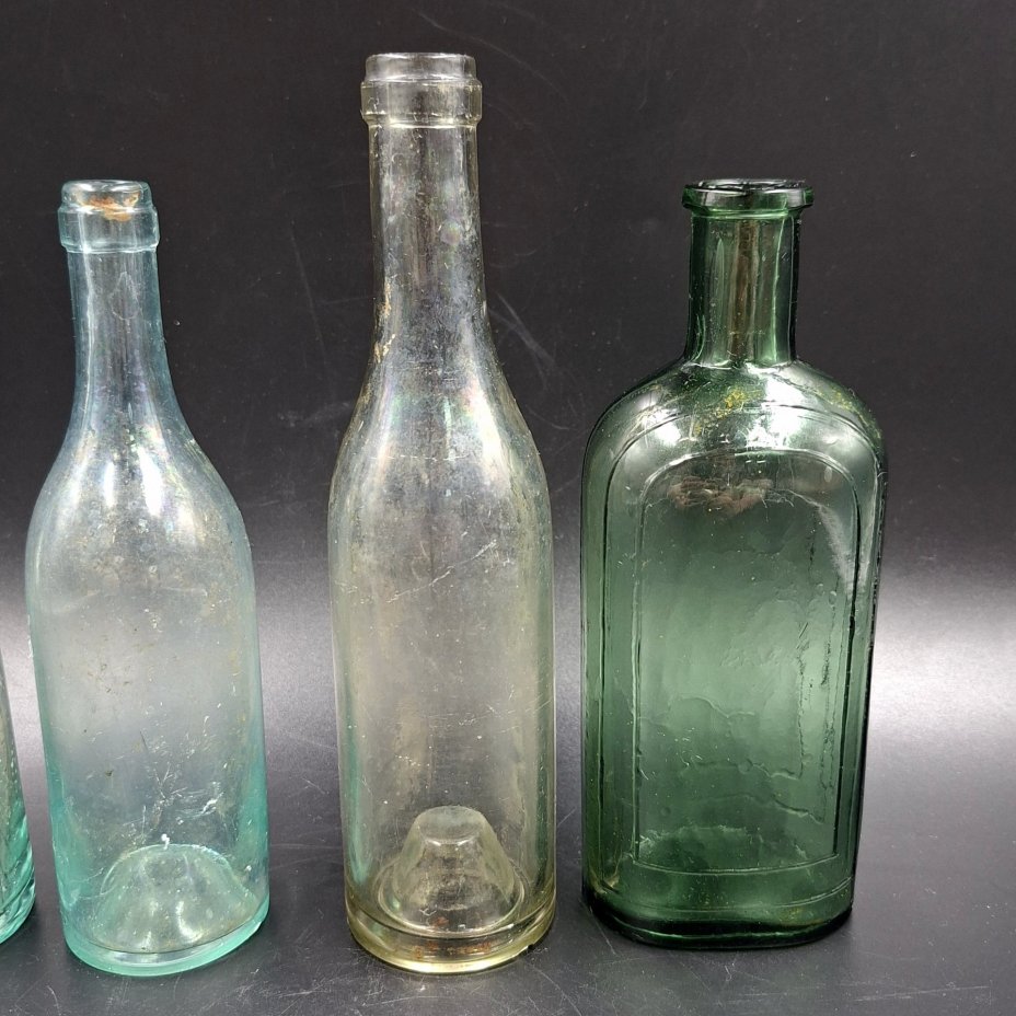 Набор из 4-х флаконов (бутылочек) различных форм и размеров