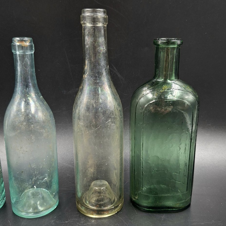 Набор из 4-х флаконов (бутылочек) различных форм и размеров