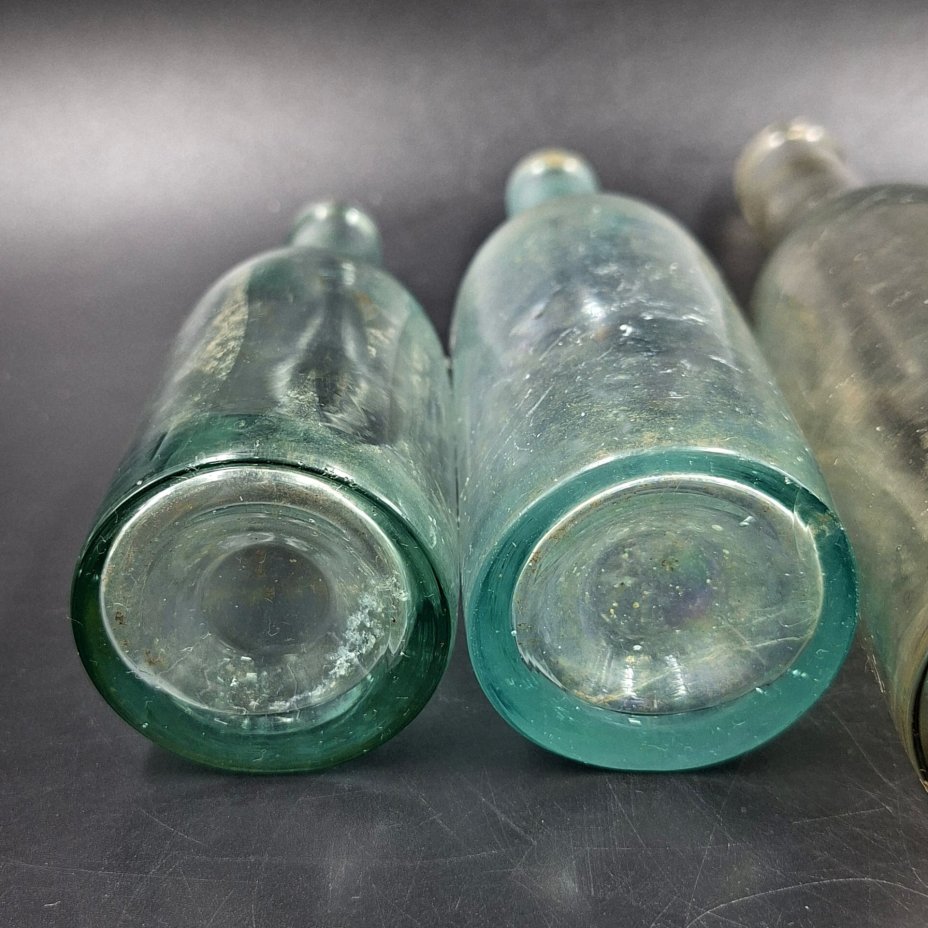 Набор из 4-х флаконов (бутылочек) различных форм и размеров