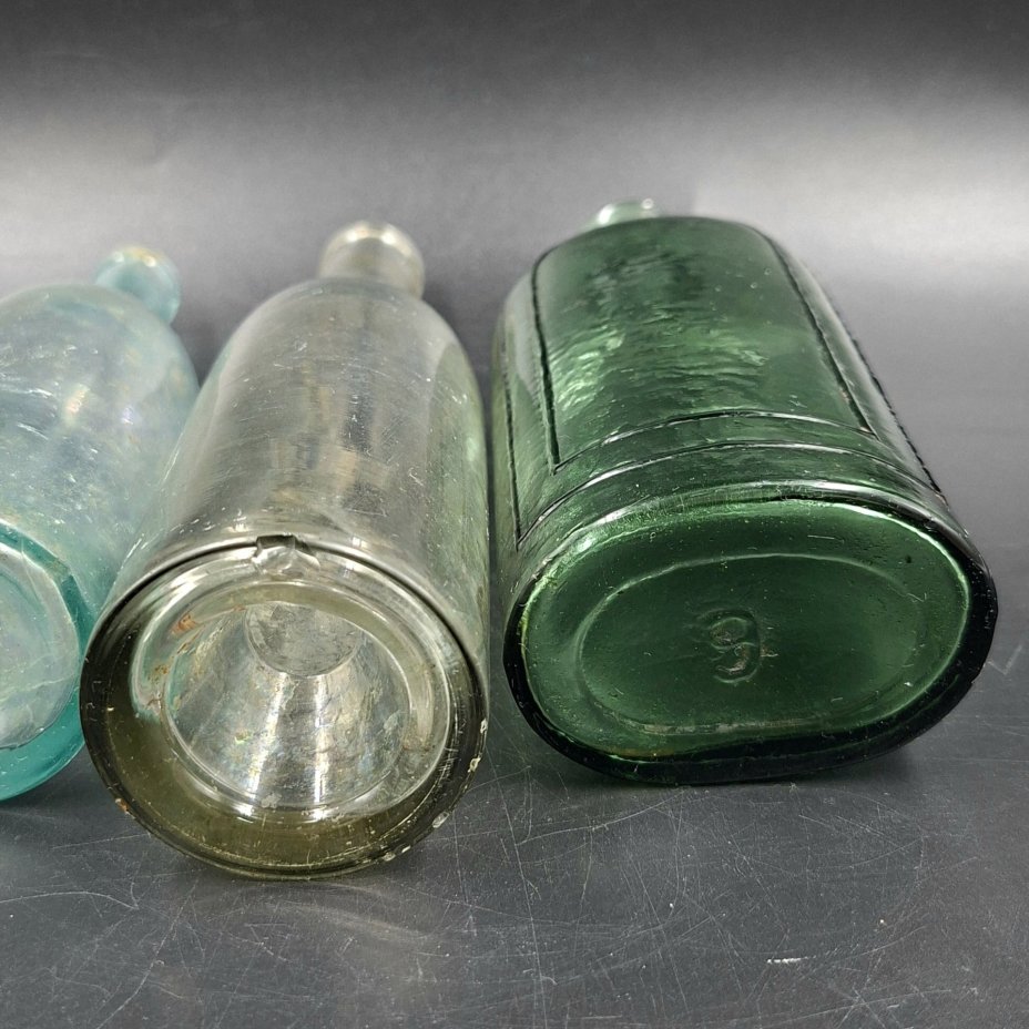 Набор из 4-х флаконов (бутылочек) различных форм и размеров