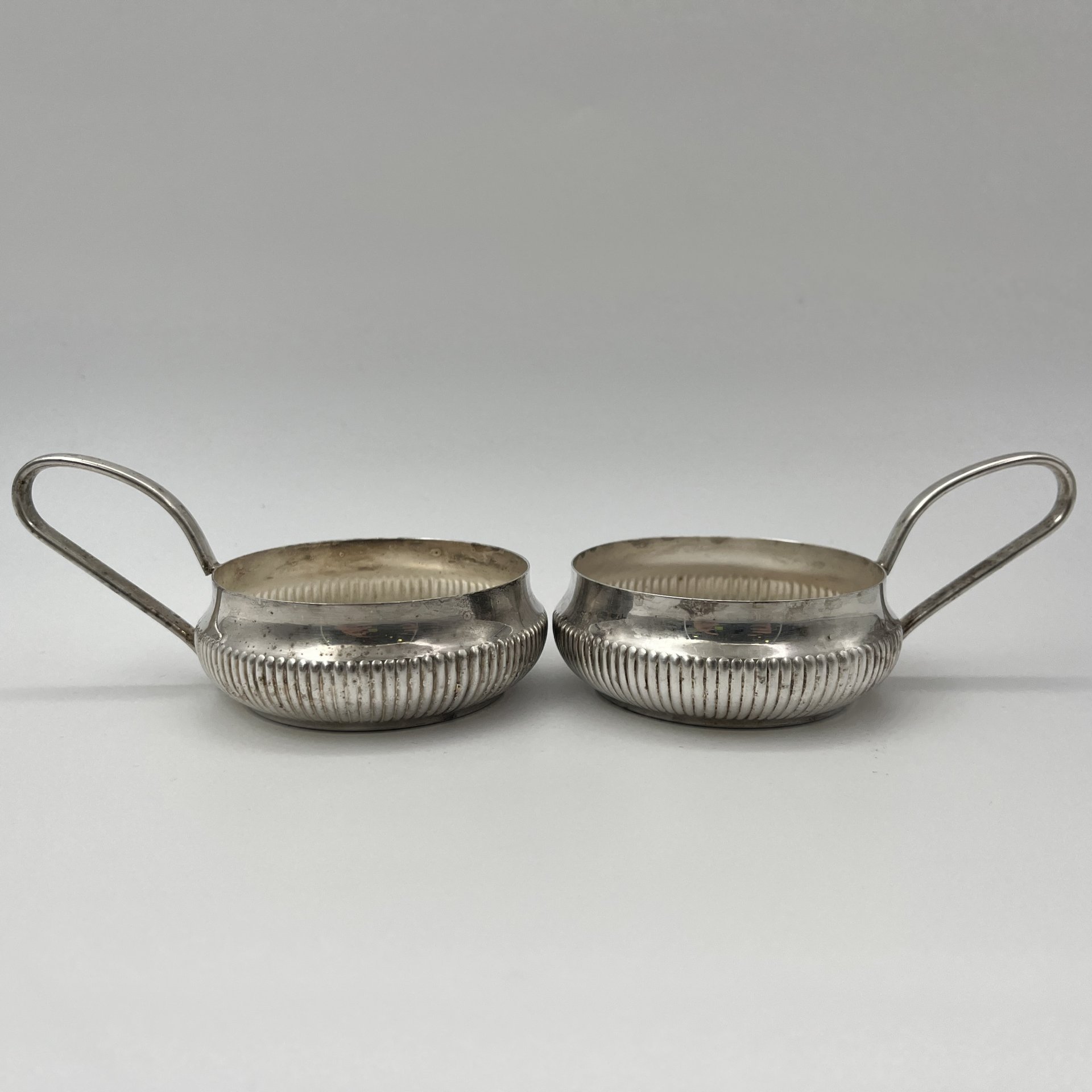 Пара подстаканников с рельефным декором на туловах, металл, Европа, 1930-1960 гг.