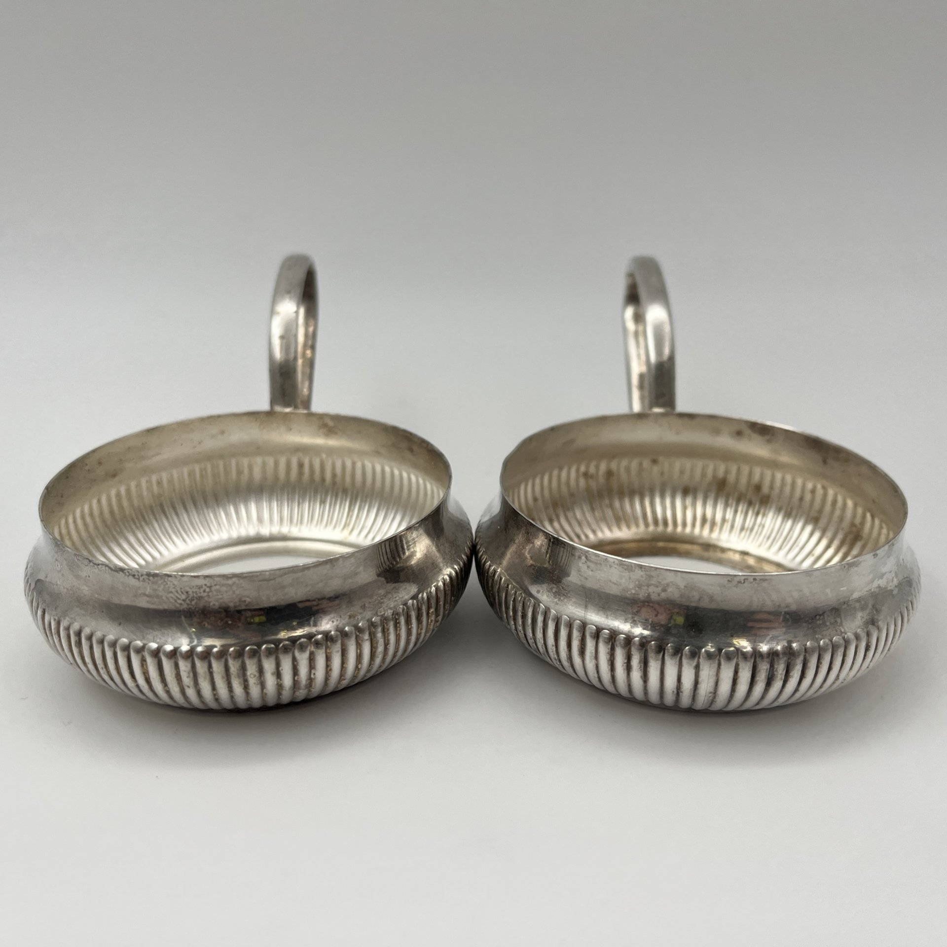 Пара подстаканников с рельефным декором на туловах, металл, Европа, 1930-1960 гг.