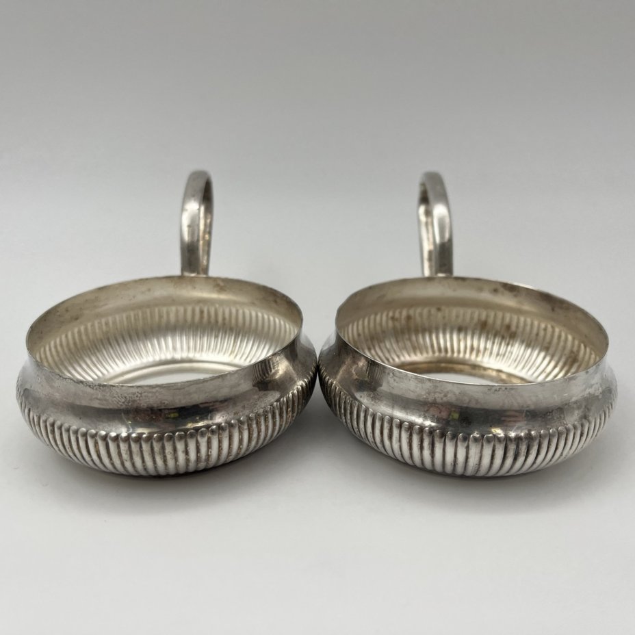 Пара подстаканников с рельефным декором на туловах