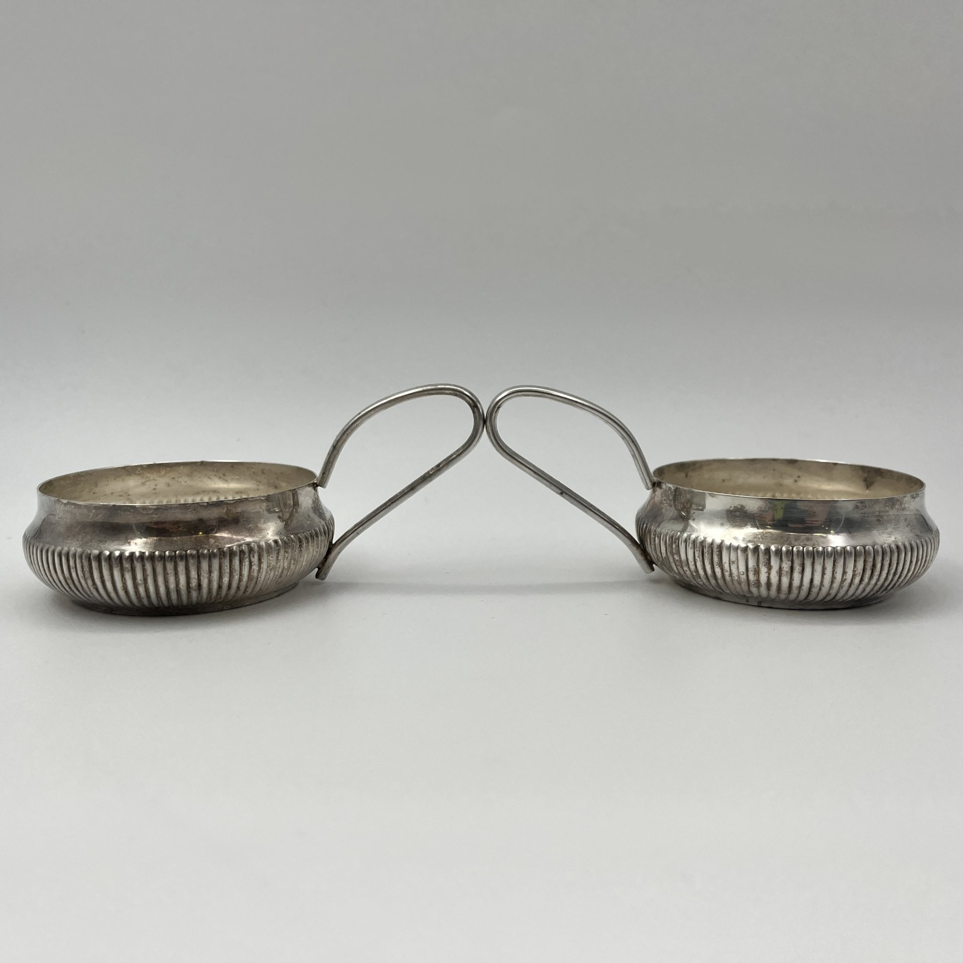 Пара подстаканников с рельефным декором на туловах, металл, Европа, 1930-1960 гг.