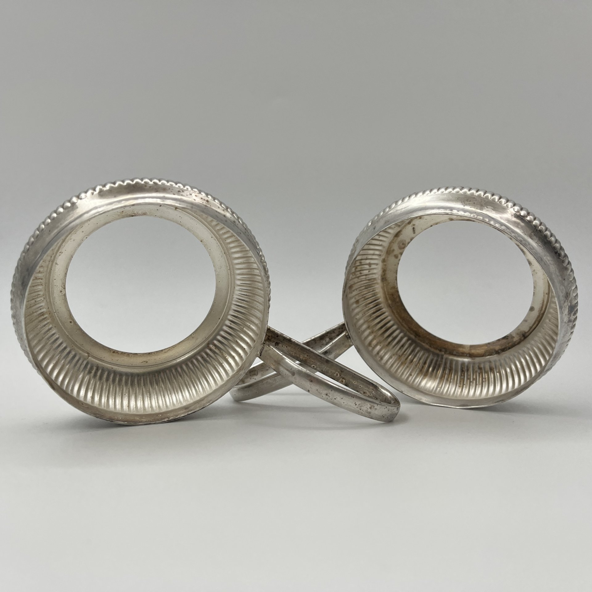 Пара подстаканников с рельефным декором на туловах, металл, Европа, 1930-1960 гг.