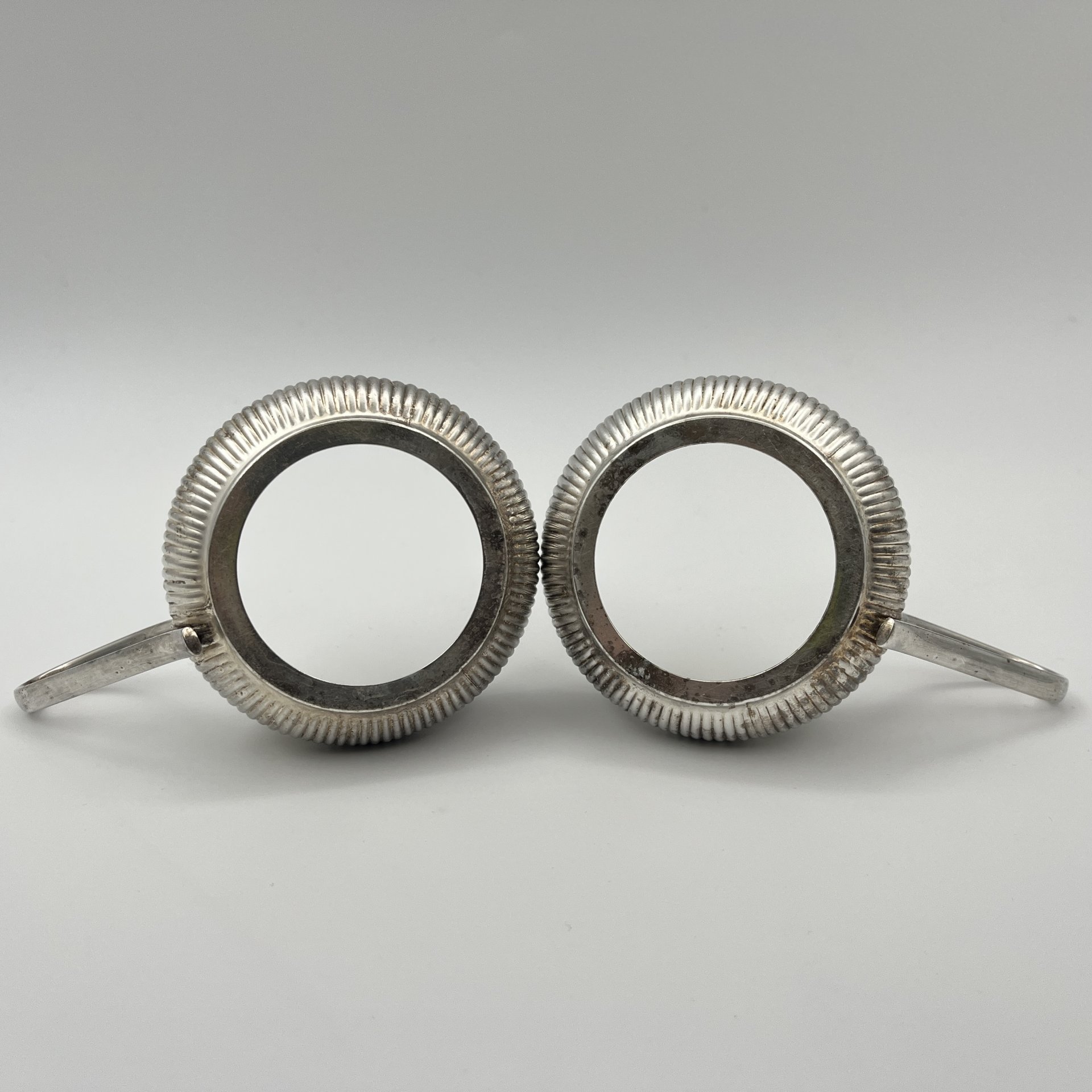 Пара подстаканников с рельефным декором на туловах, металл, Европа, 1930-1960 гг.