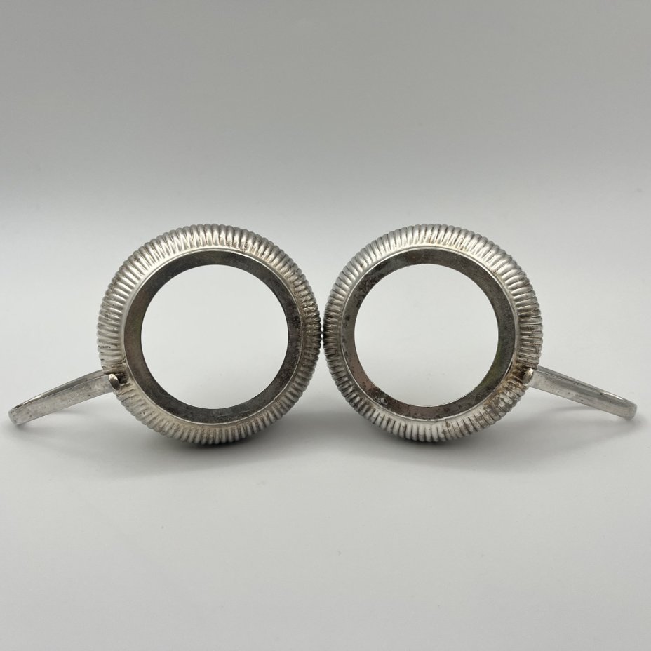 Пара подстаканников с рельефным декором на туловах