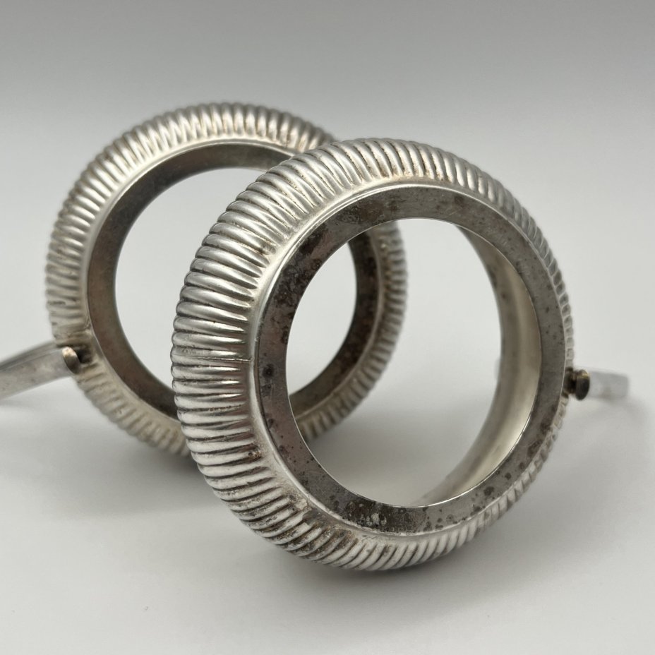 Пара подстаканников с рельефным декором на туловах