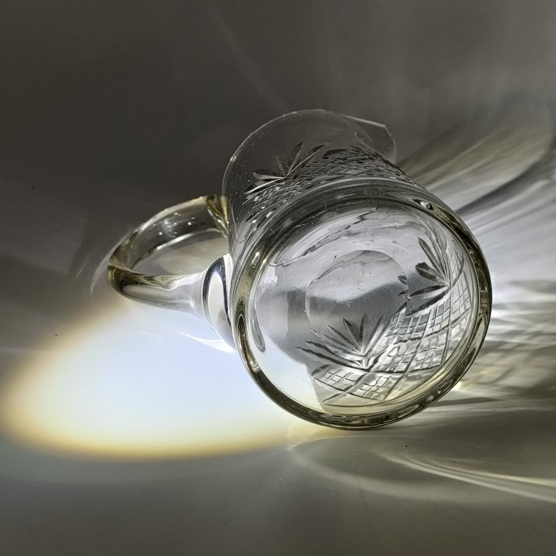 Молочник с геометрическим декором