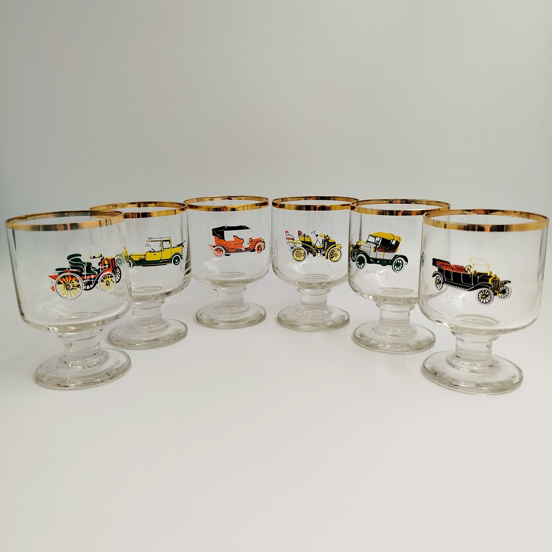 Набор бокалов для крепких напитков с изображением ретро-автомобилей на 6 персон, стекло, деколь, золочение, Bohemia Crystal (Bohemia Glass), Чехословакия, 1970-1990 гг.