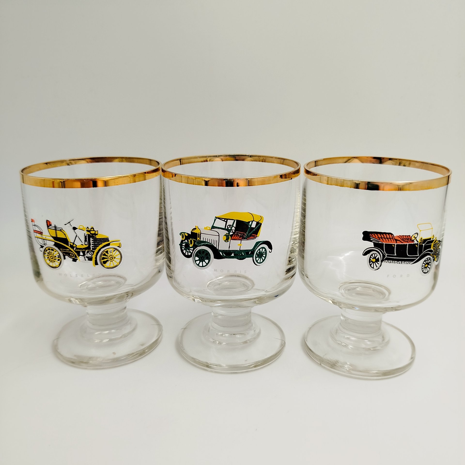Набор бокалов для крепких напитков с изображением ретро-автомобилей на 6 персон, стекло, деколь, золочение, Bohemia Crystal (Bohemia Glass), Чехословакия, 1970-1990 гг.