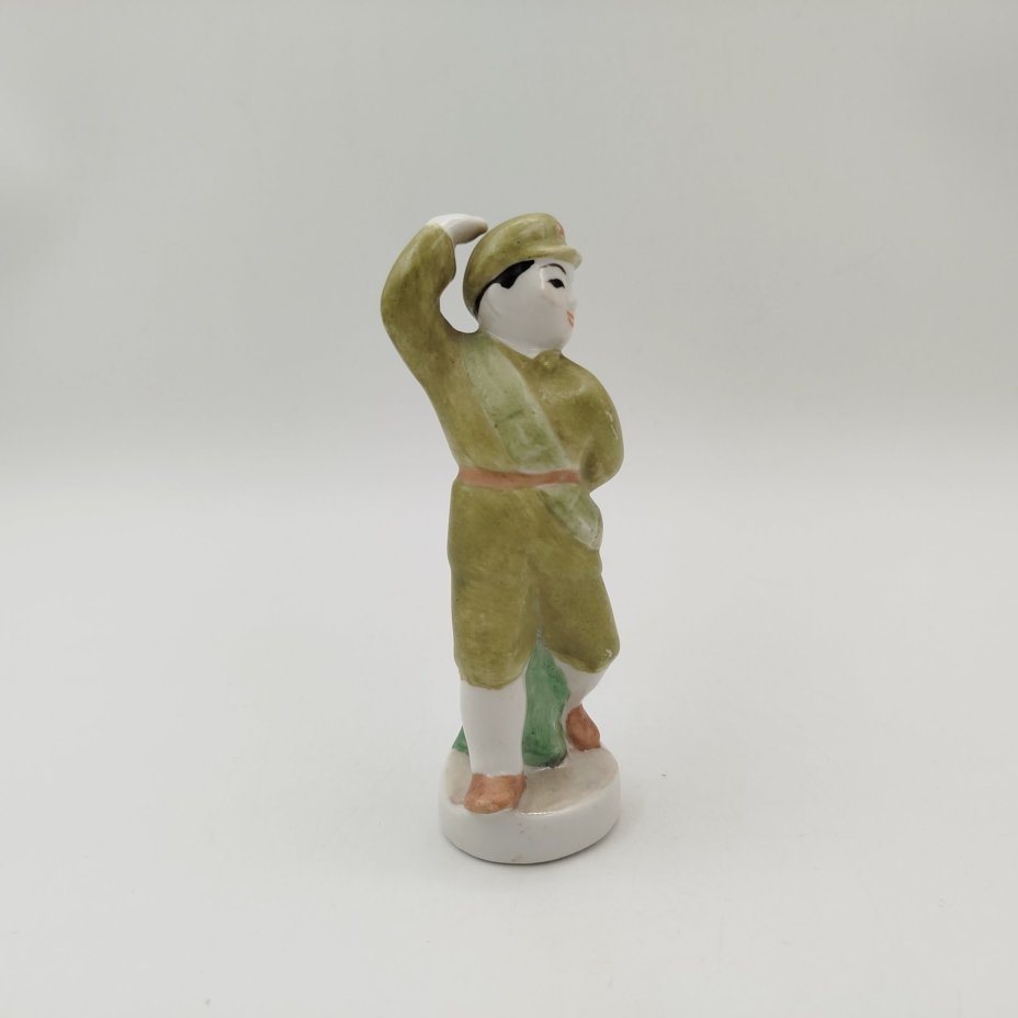 Статуэтка "Танцующий мальчик-солдат", фарфор, роспись, Азия, 1950-1980 гг.
