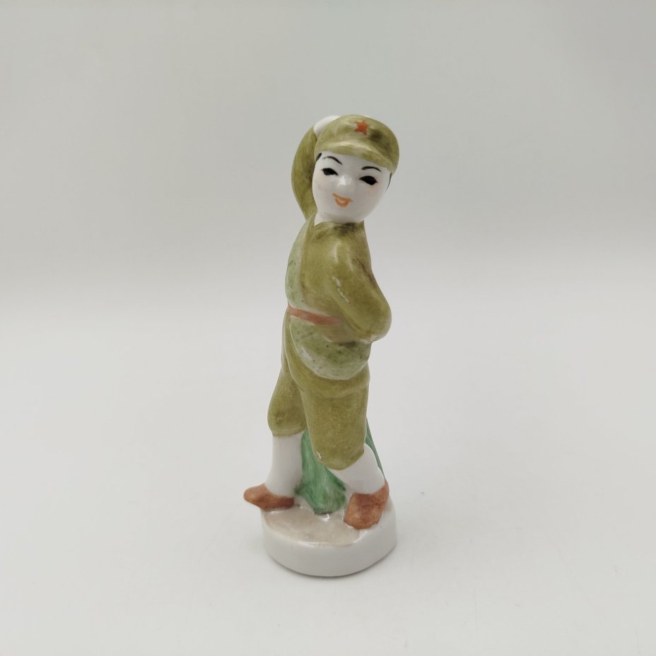 Статуэтка "Танцующий мальчик-солдат", фарфор, роспись, Азия, 1950-1980 гг.