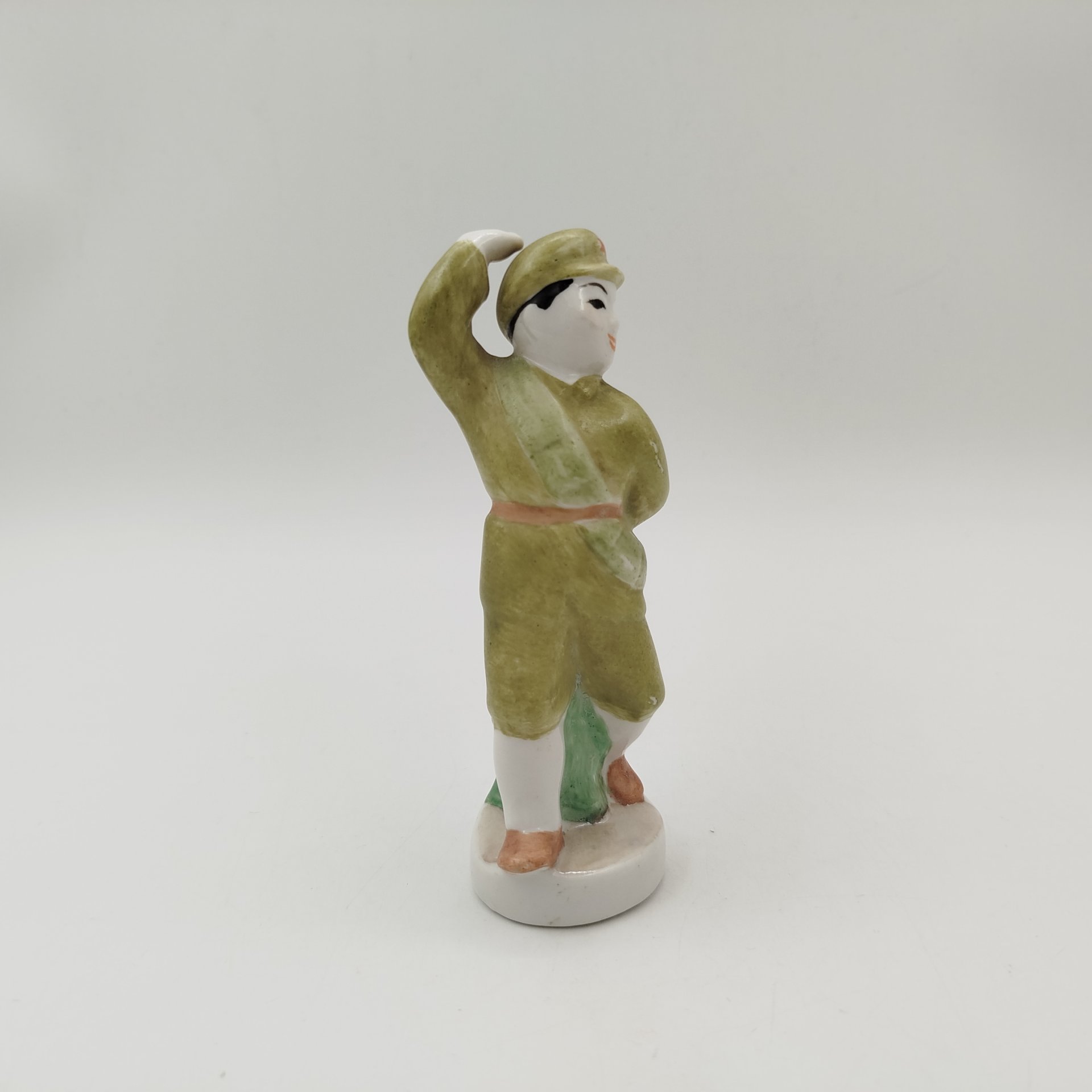 Статуэтка "Танцующий мальчик-солдат", фарфор, роспись, Азия, 1950-1980 гг.